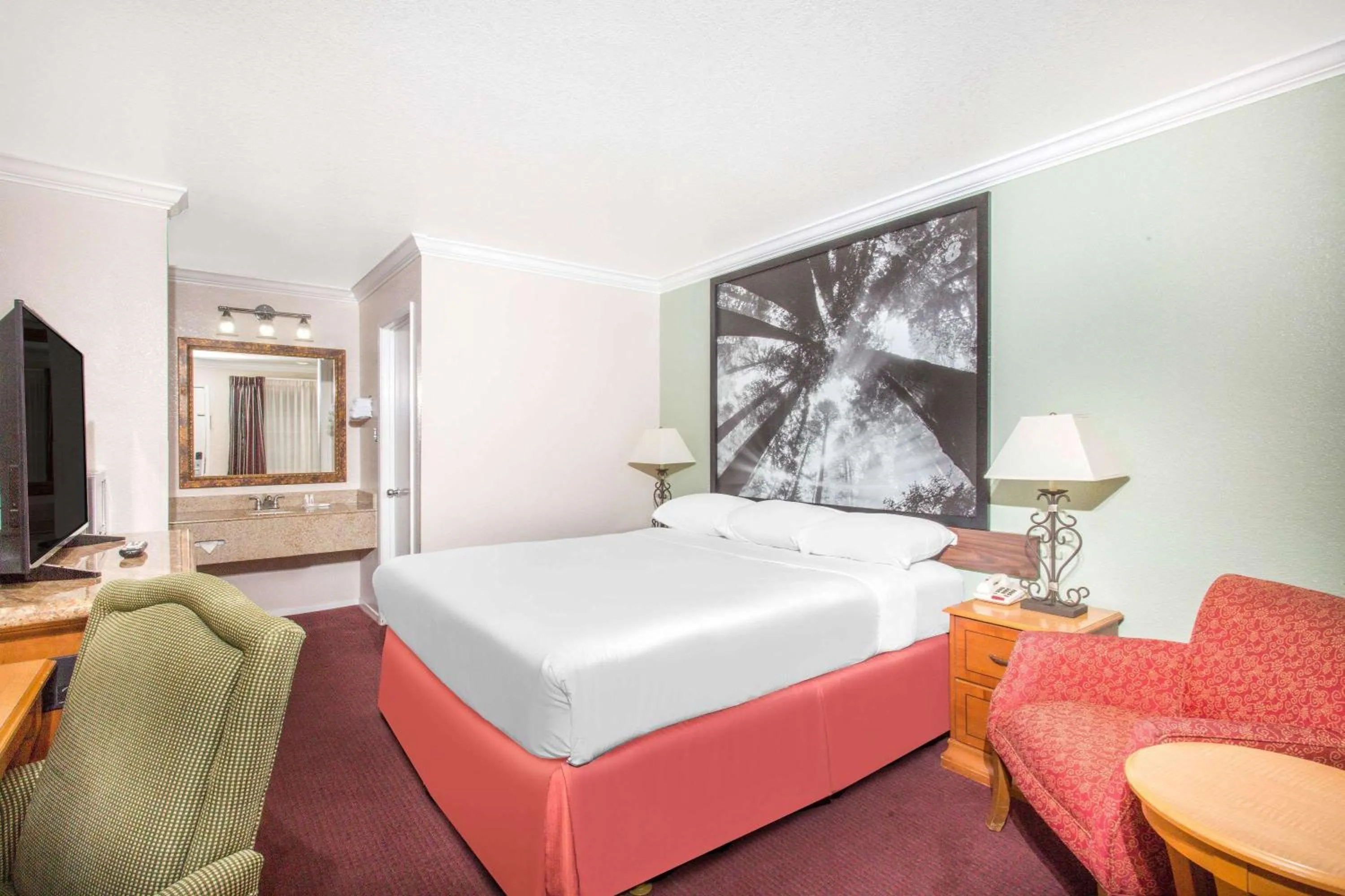 Photo of the whole room, Bed in Upper Lake Inn & Suites