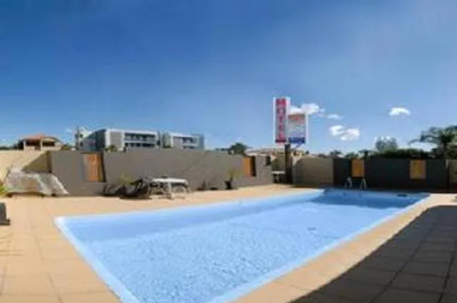Swimming pool in Horizons Motel