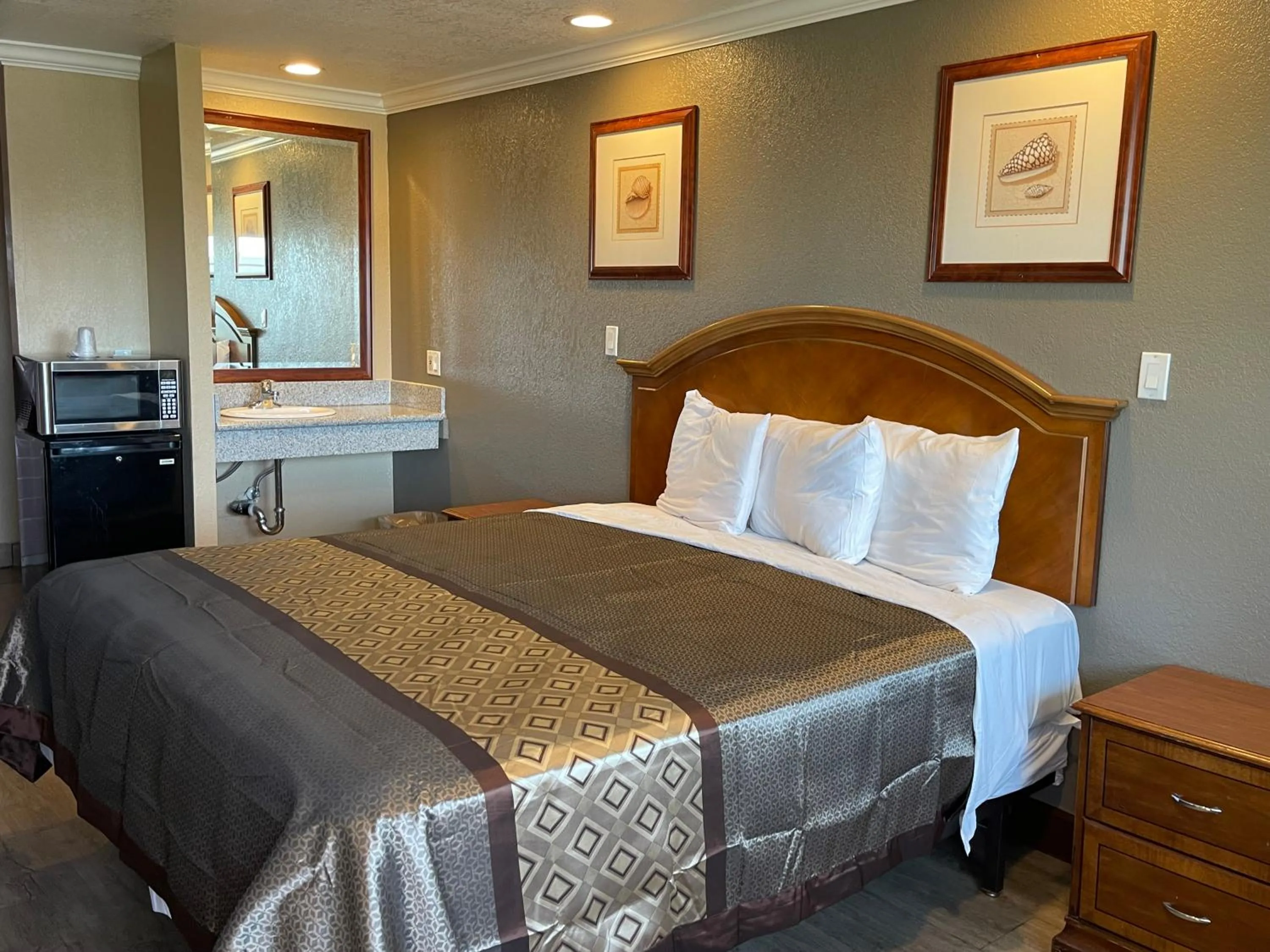 Photo of the whole room, Bed in Arlington Inn