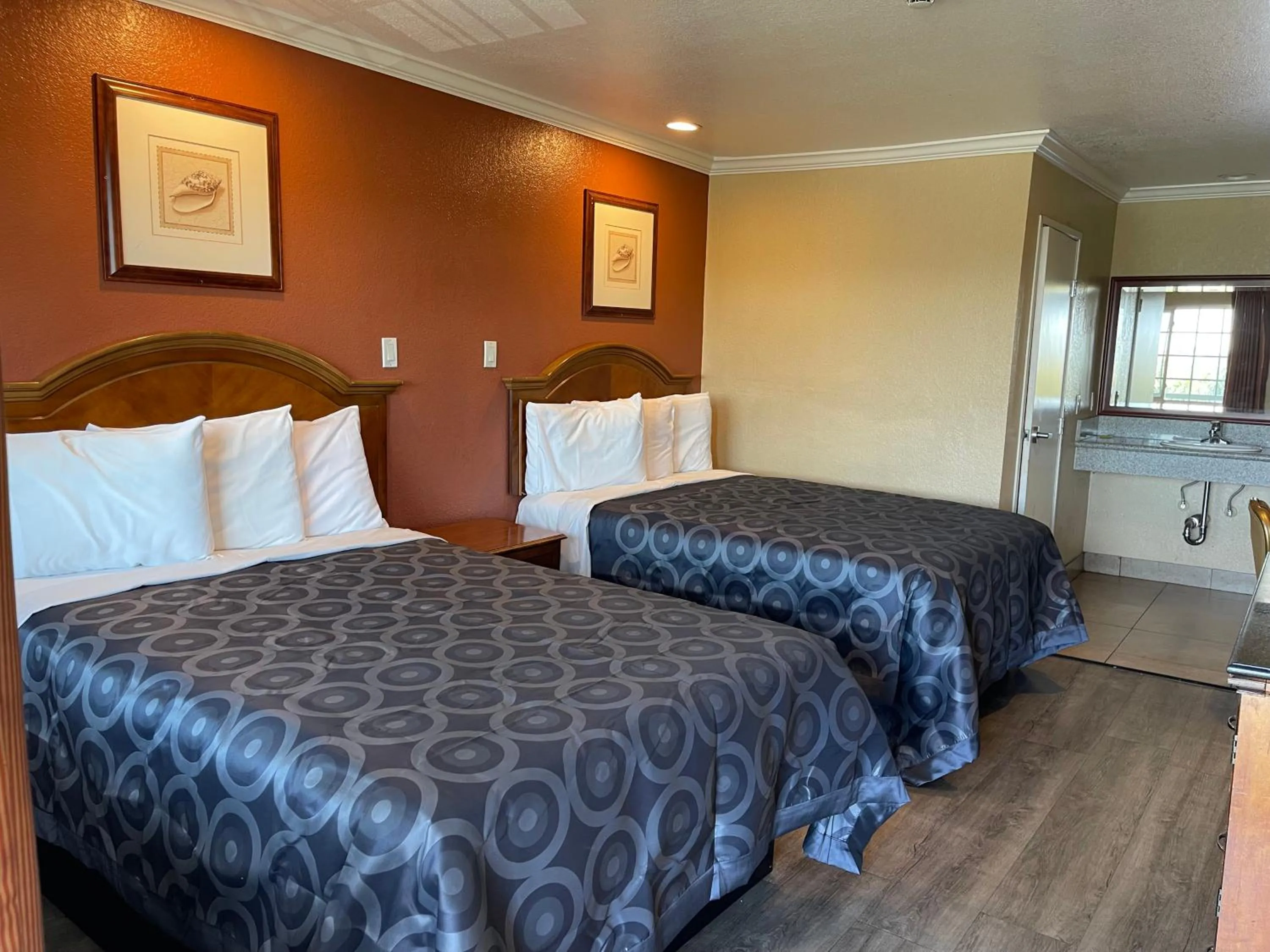 Photo of the whole room, Bed in Arlington Inn