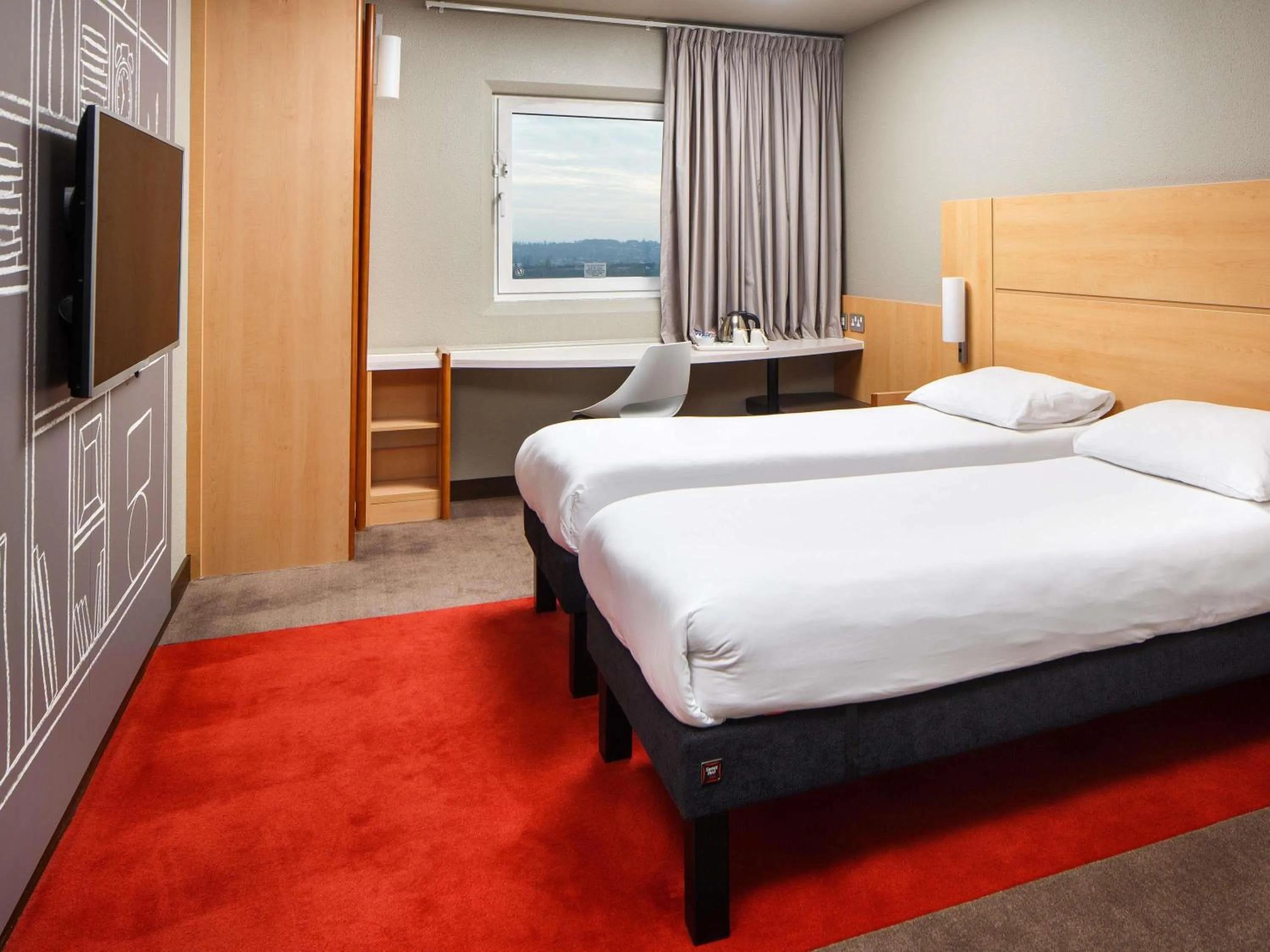 Bedroom, Bed in ibis London Wembley