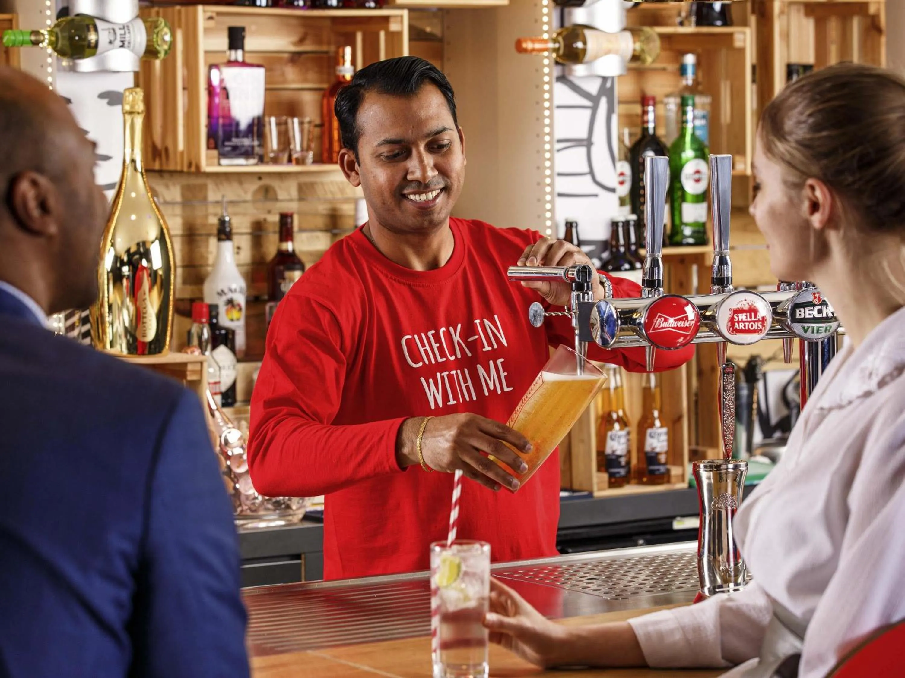 Lounge or bar in ibis London Wembley