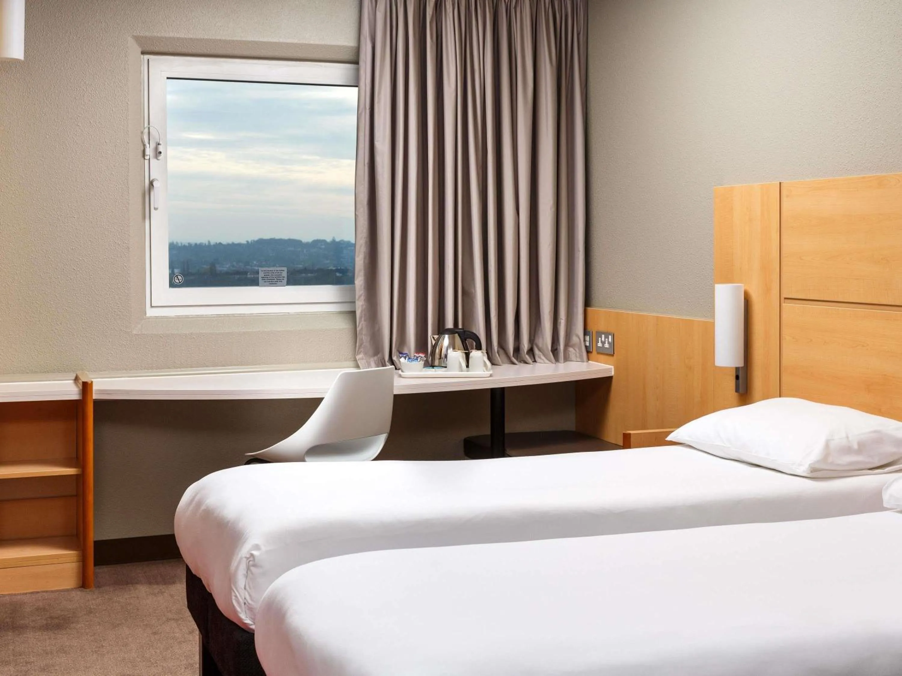 Bedroom, Bed in ibis London Wembley