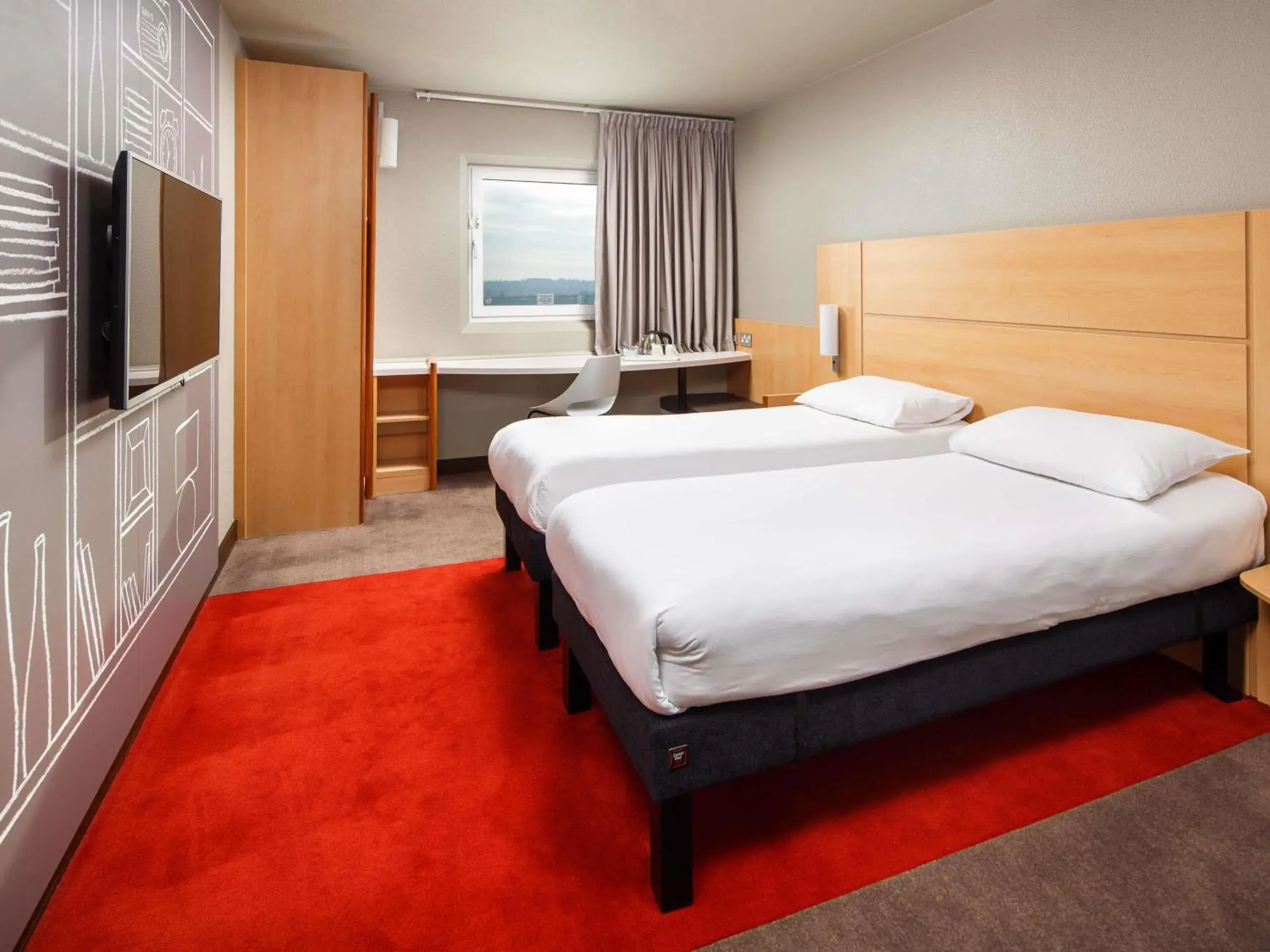 Bedroom, Bed in ibis London Wembley Bedroom, Bed in ibis London Wembley