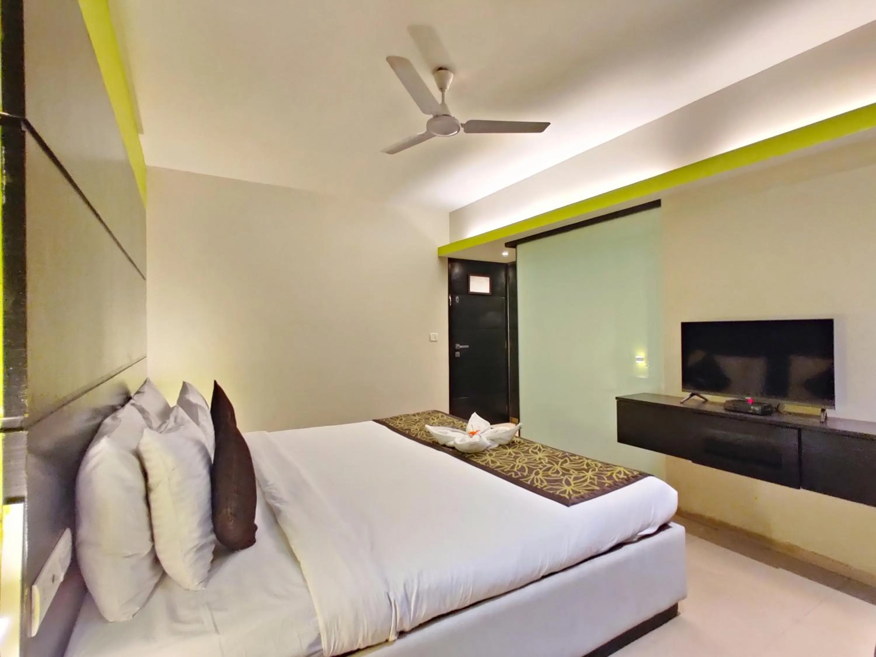 Bed in Citrus Hotel Lonavala