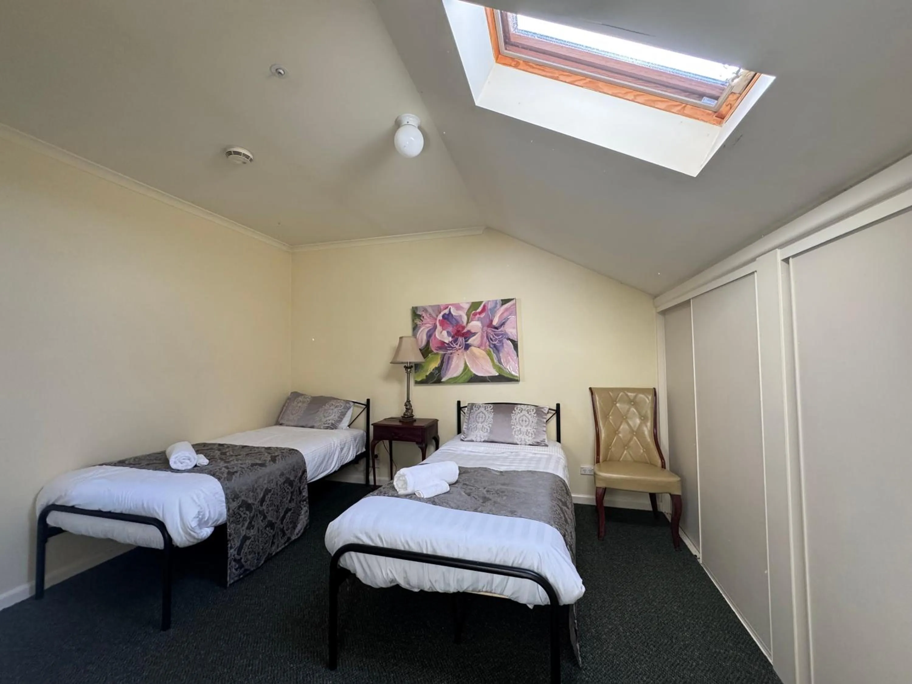 Bed in Toorak Manor Hotel Free Parking