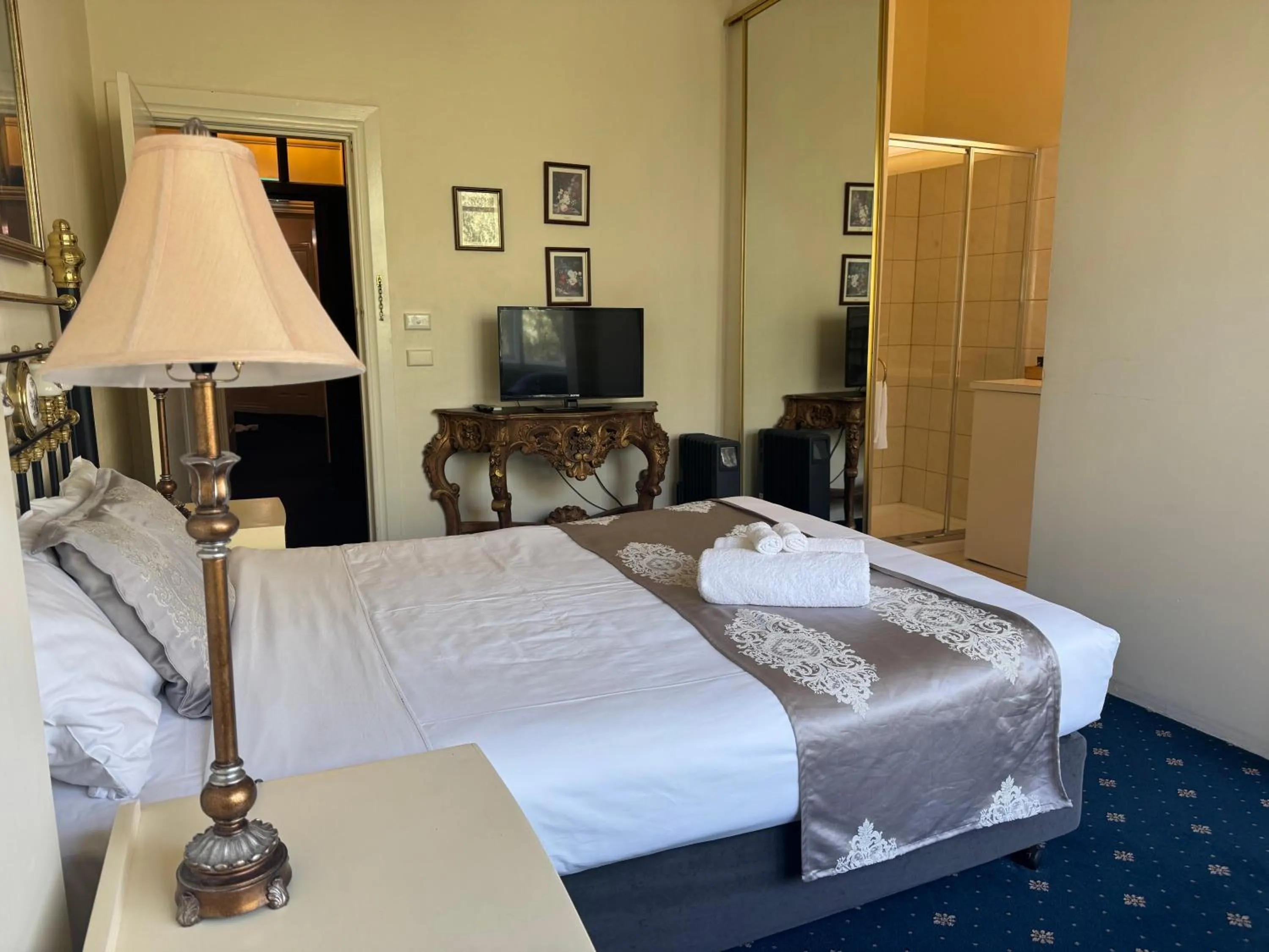 Bed in Toorak Manor Hotel Free Parking