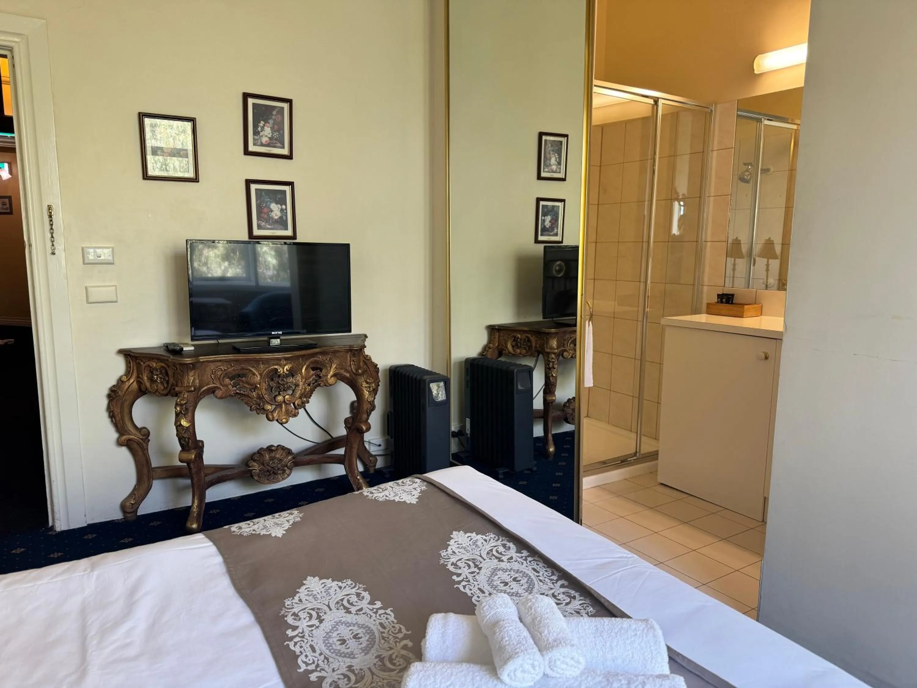 Bed in Toorak Manor Hotel Free Parking