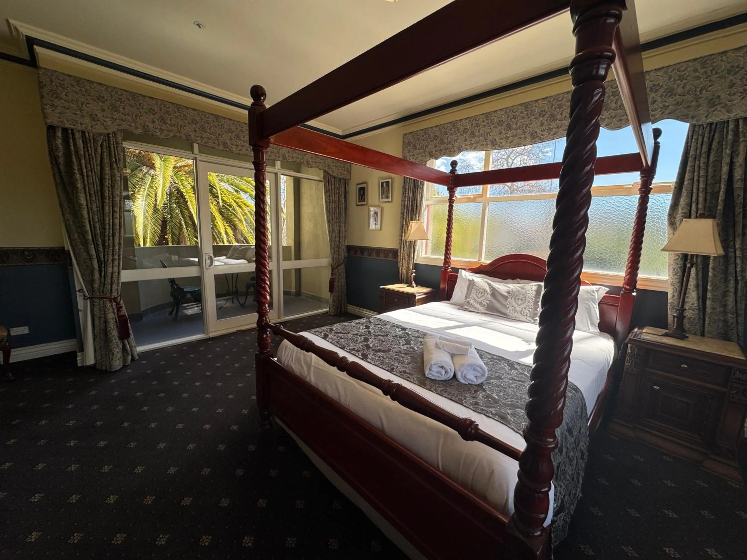 Bed in Toorak Manor Hotel Free Parking