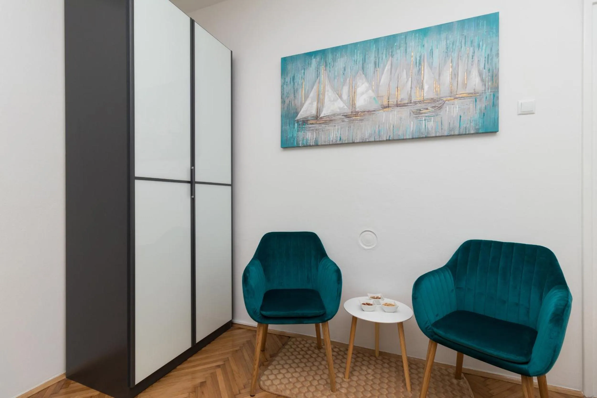 Seating area in Deluxe suite Navis