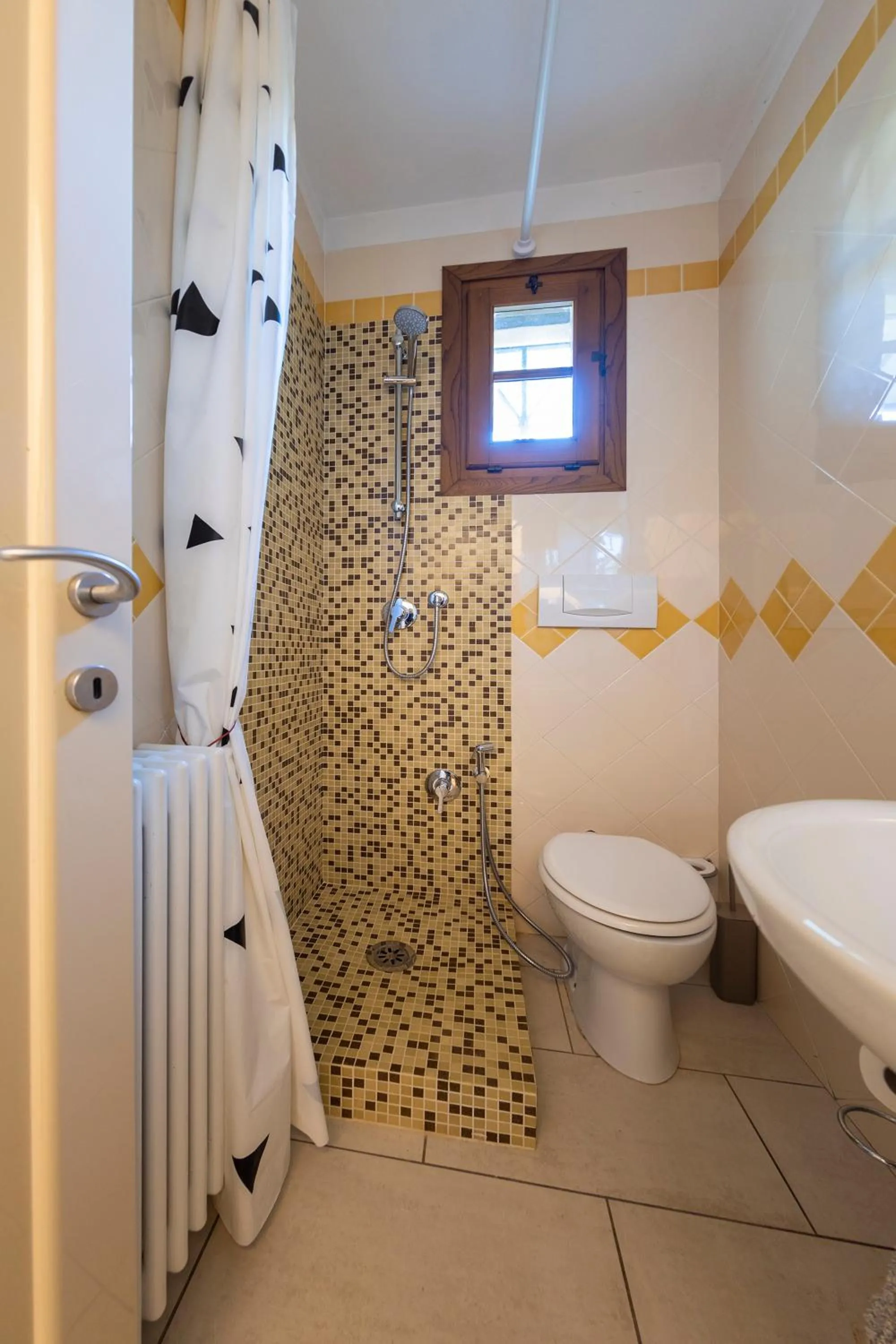 Shower in La Stagione dell'Arte B&B
