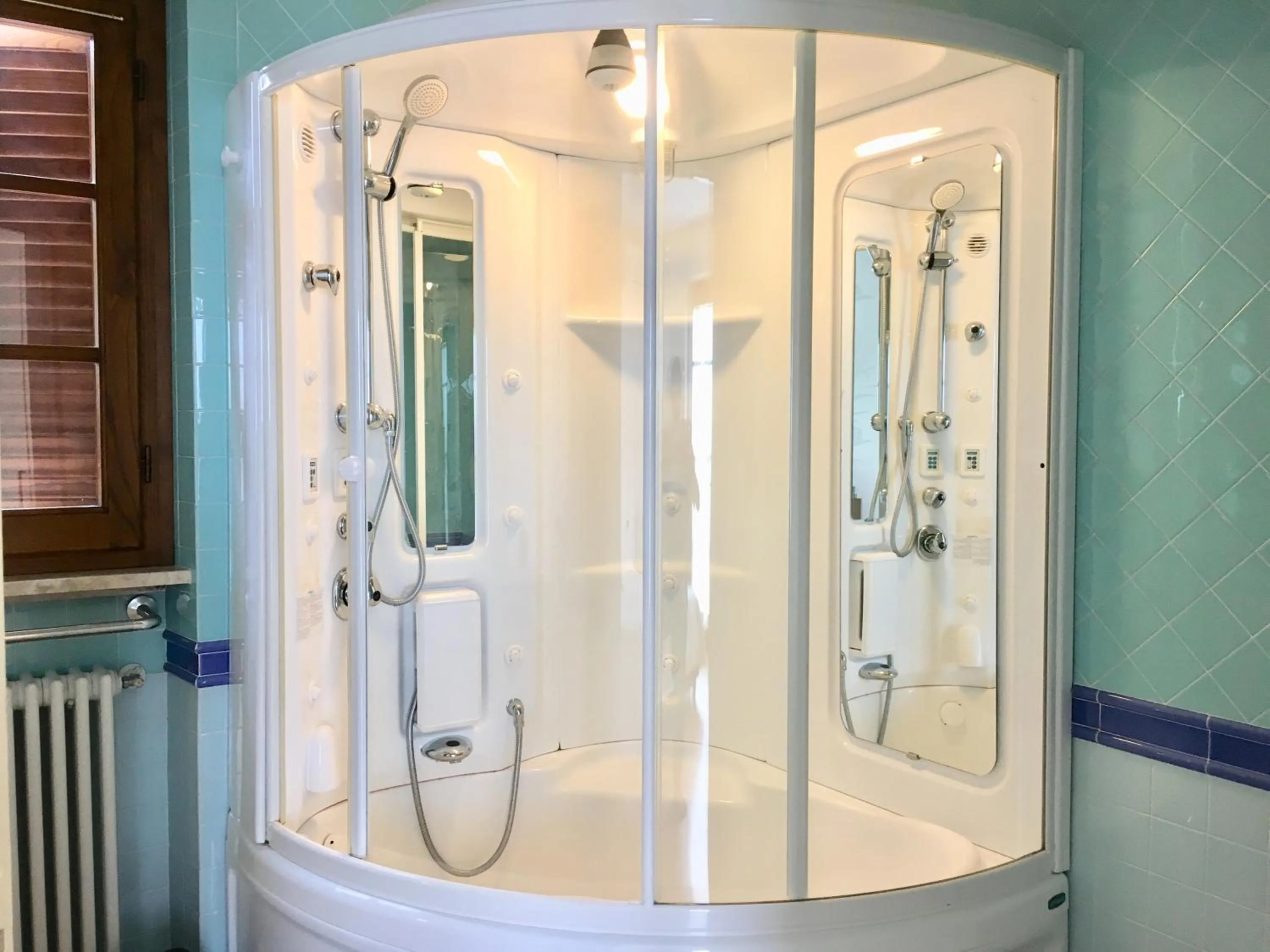Shower in La Stagione dell'Arte B&B