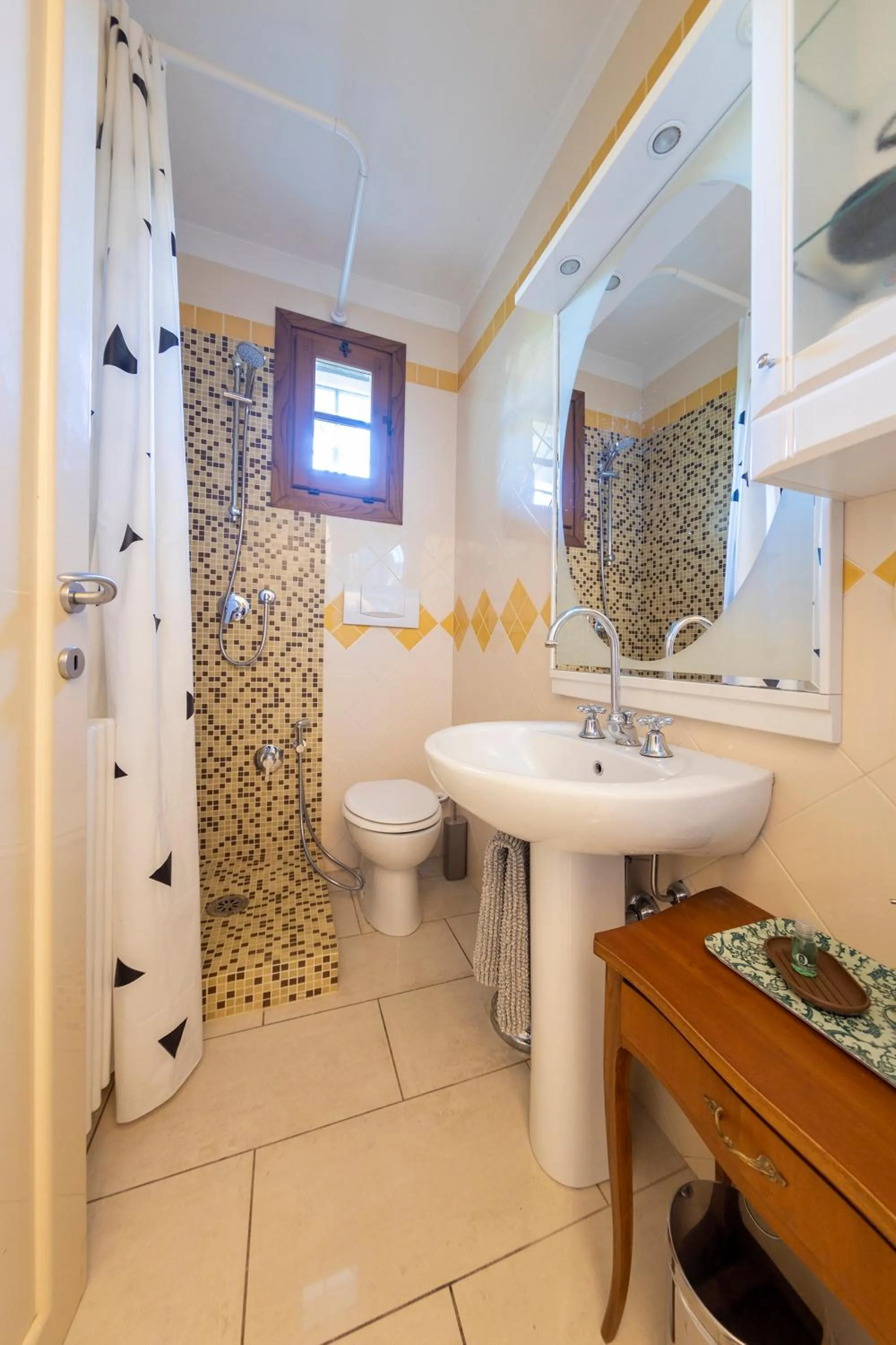 Shower in La Stagione dell'Arte B&B