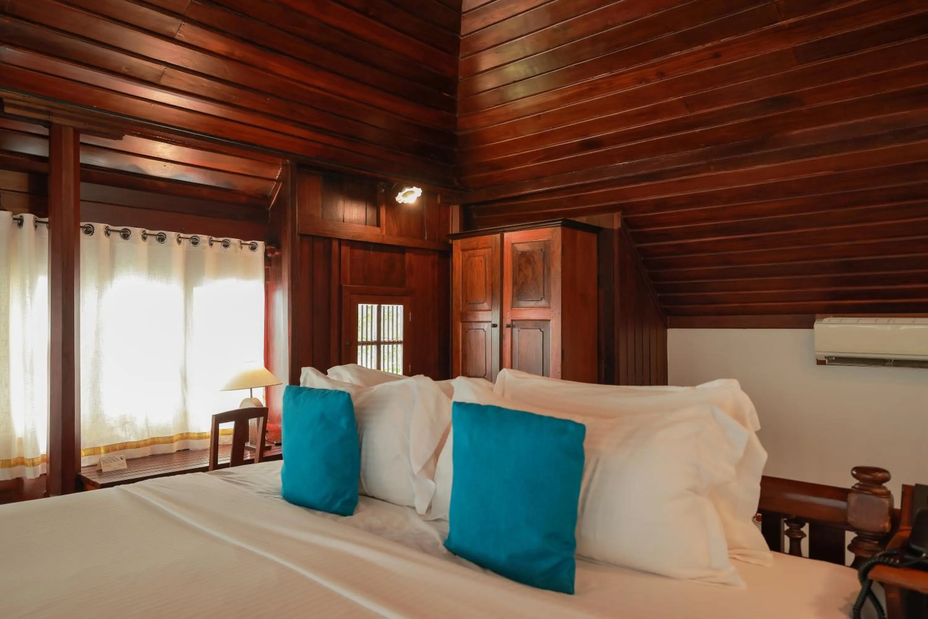 Bedroom, Bed in Coconut Lagoon Kumarakom - A CGH Earth Experience