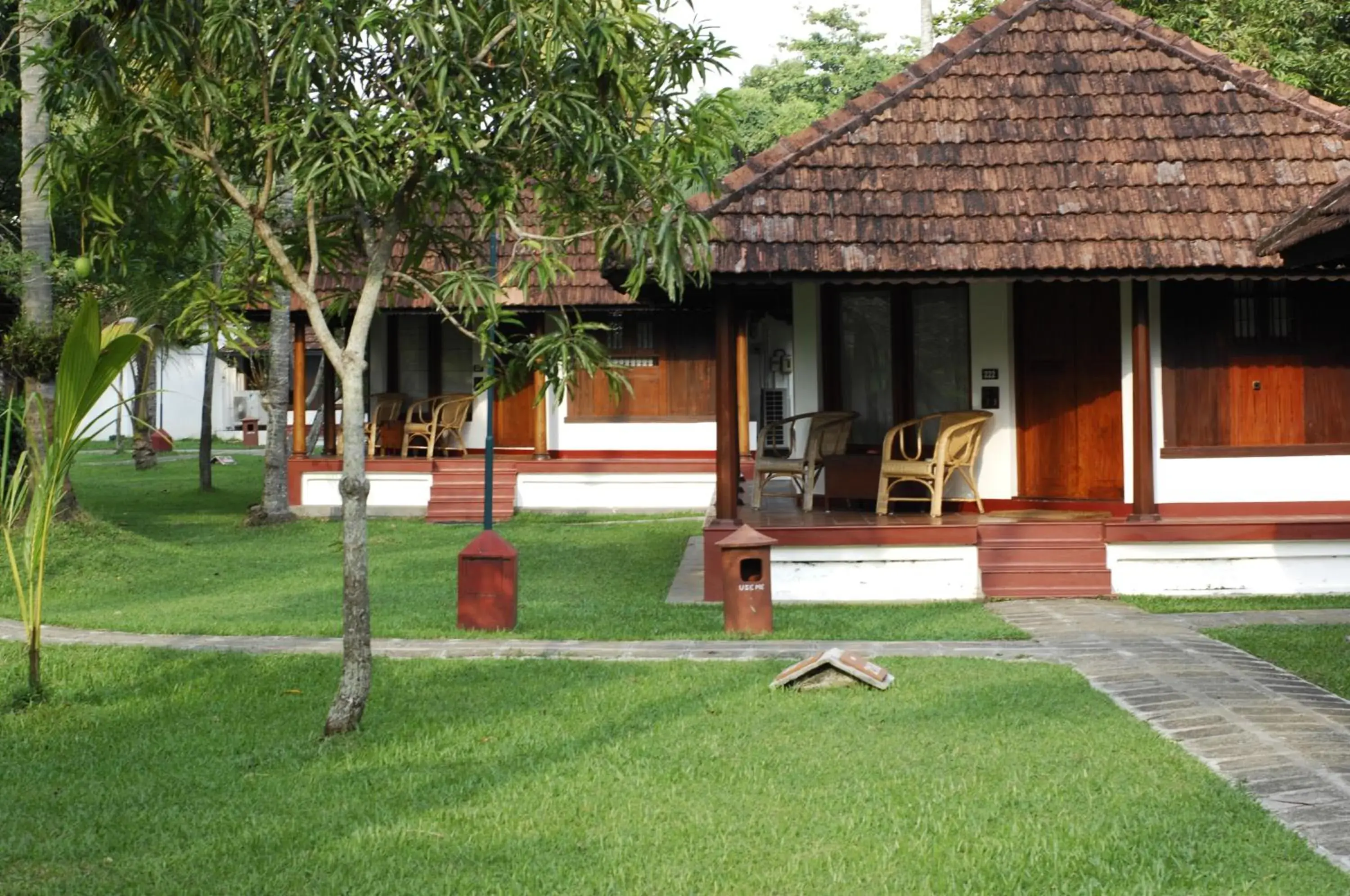 Heritage Bungalow - Complimentary one-hour Sunset cruise (subject to weather conditions) in Coconut Lagoon Kumarakom - A CGH Earth Experience Heritage Bungalow - Complimentary one-hour Sunset cruise (subject to weather conditions) in Coconut Lagoon Kumarakom - A CGH Earth Experience