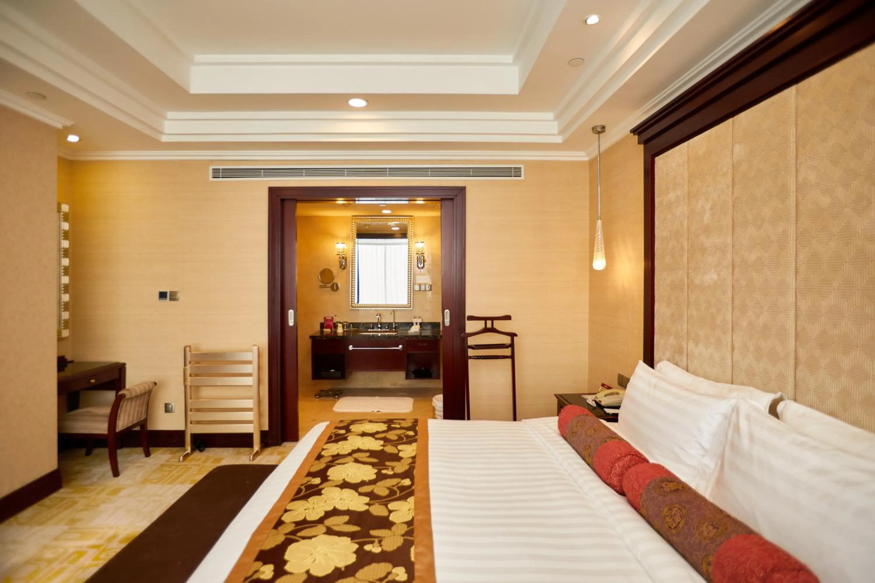 Bed in Soluxe Hotel Guangzhou