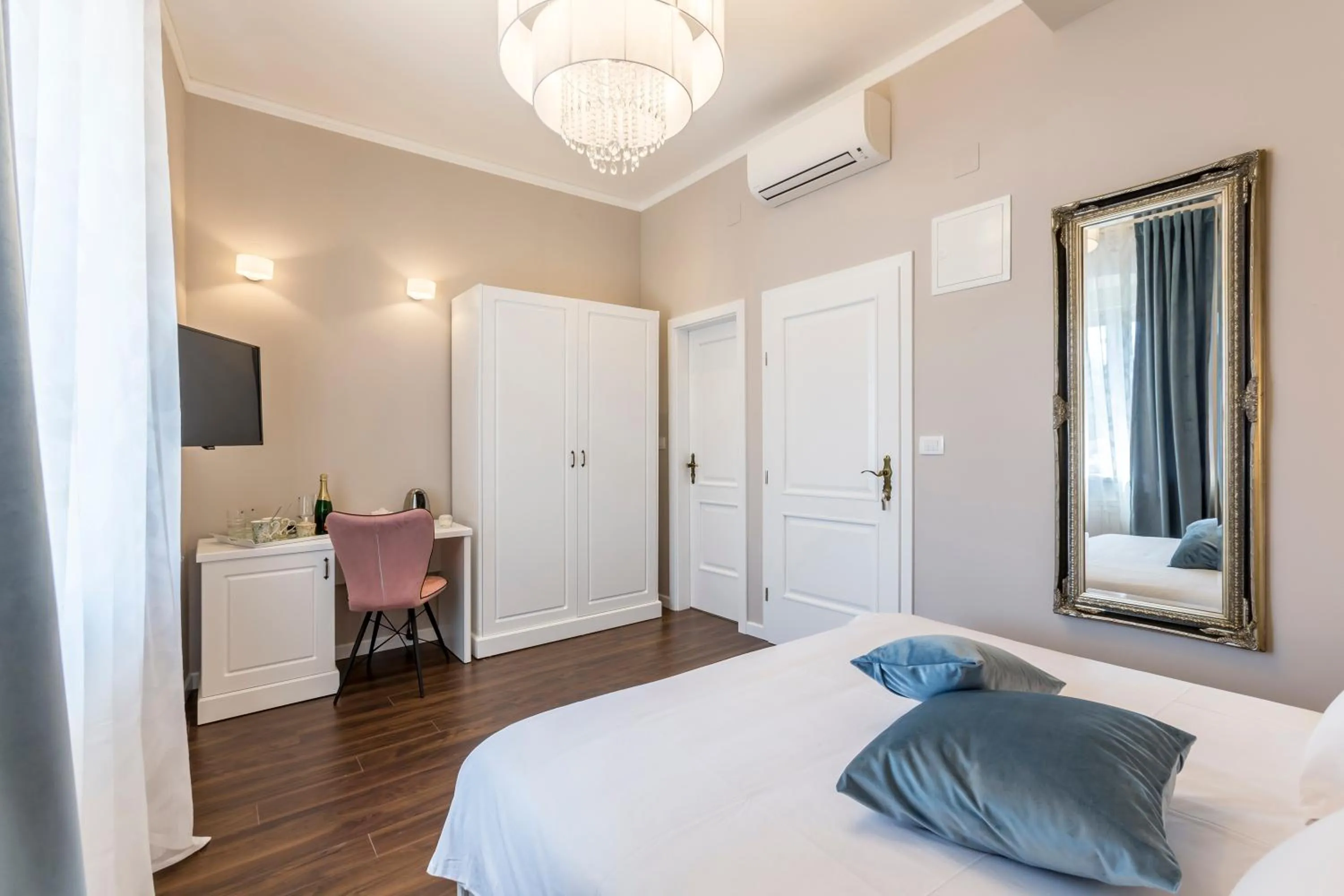 Bedroom, Bed in Theatre of Dreams Rooms