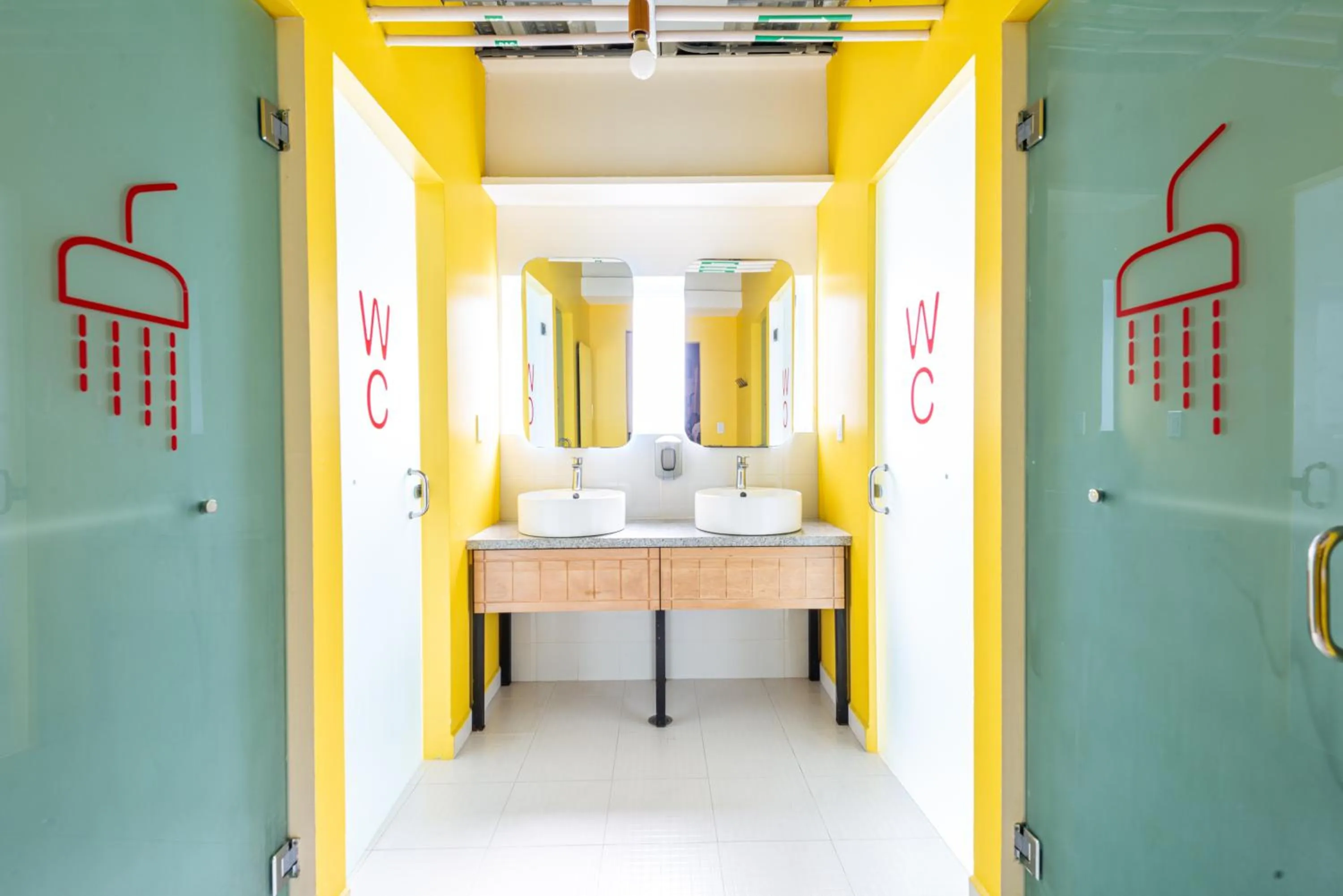 Bath, Bed in Mayan Monkey Los Cabos - Social Hotel