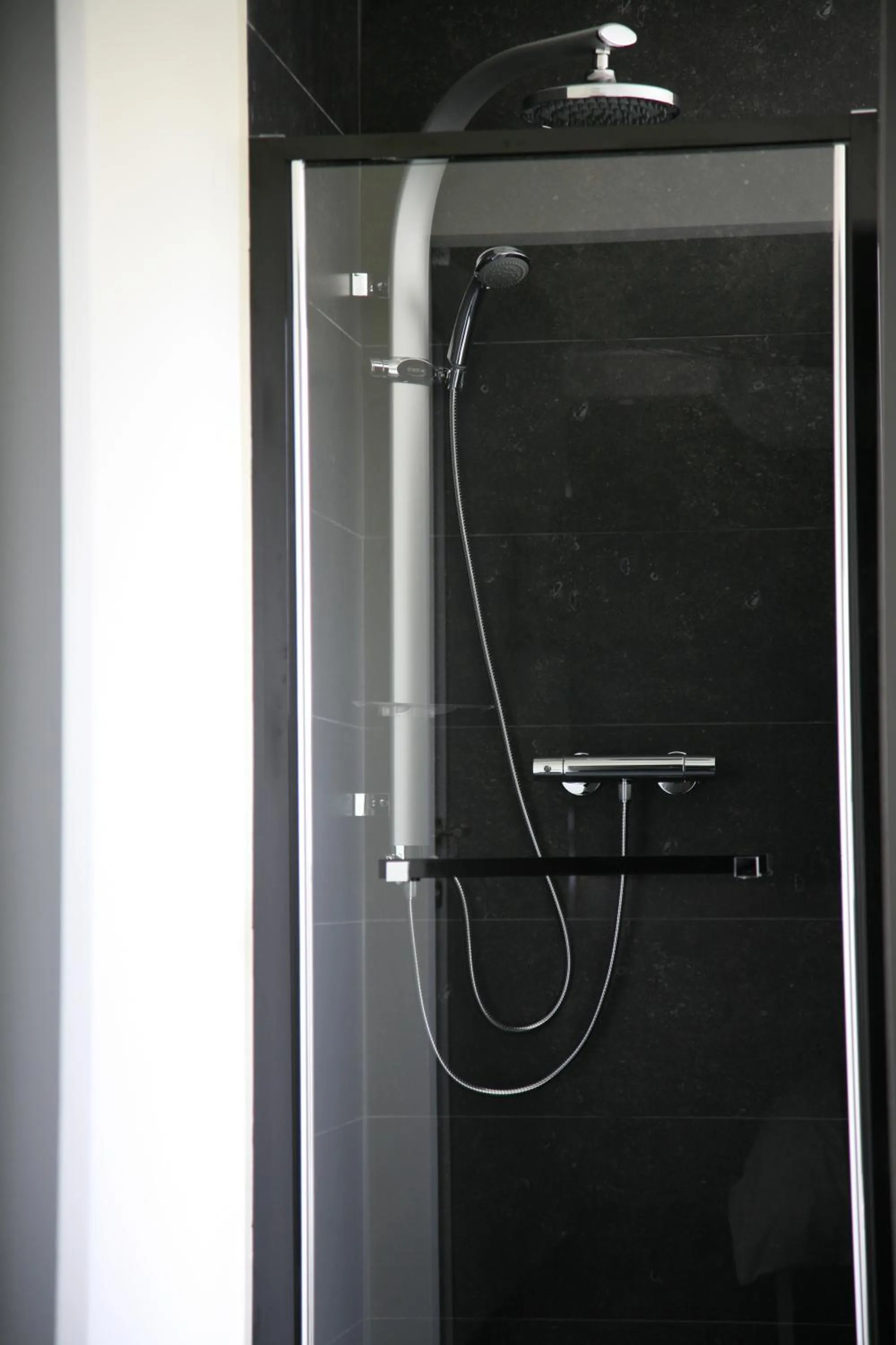 Shower in B&B Kanegem Onverbloemd