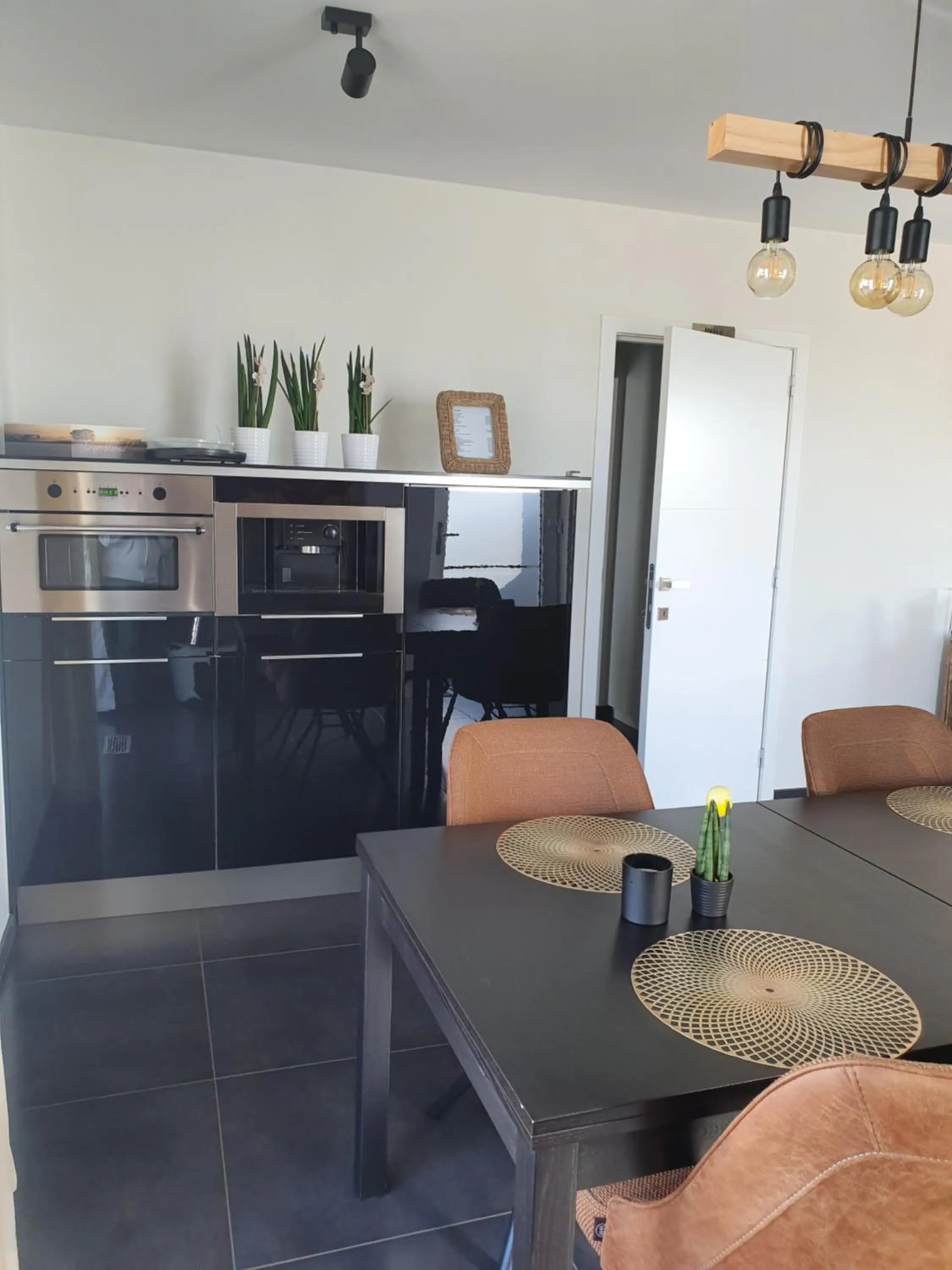 Dining area in B&B Kanegem Onverbloemd