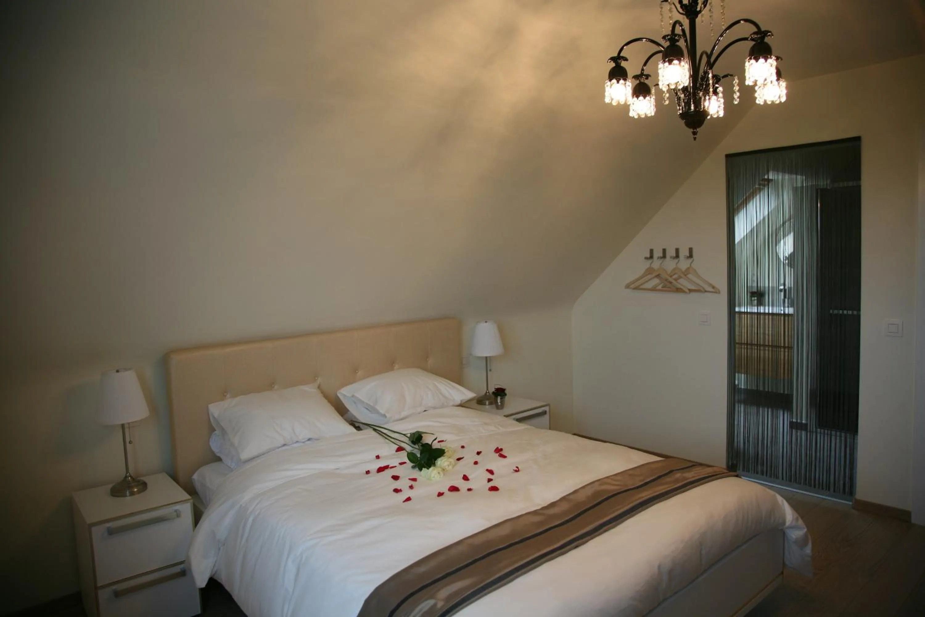 Bed in B&B Kanegem Onverbloemd