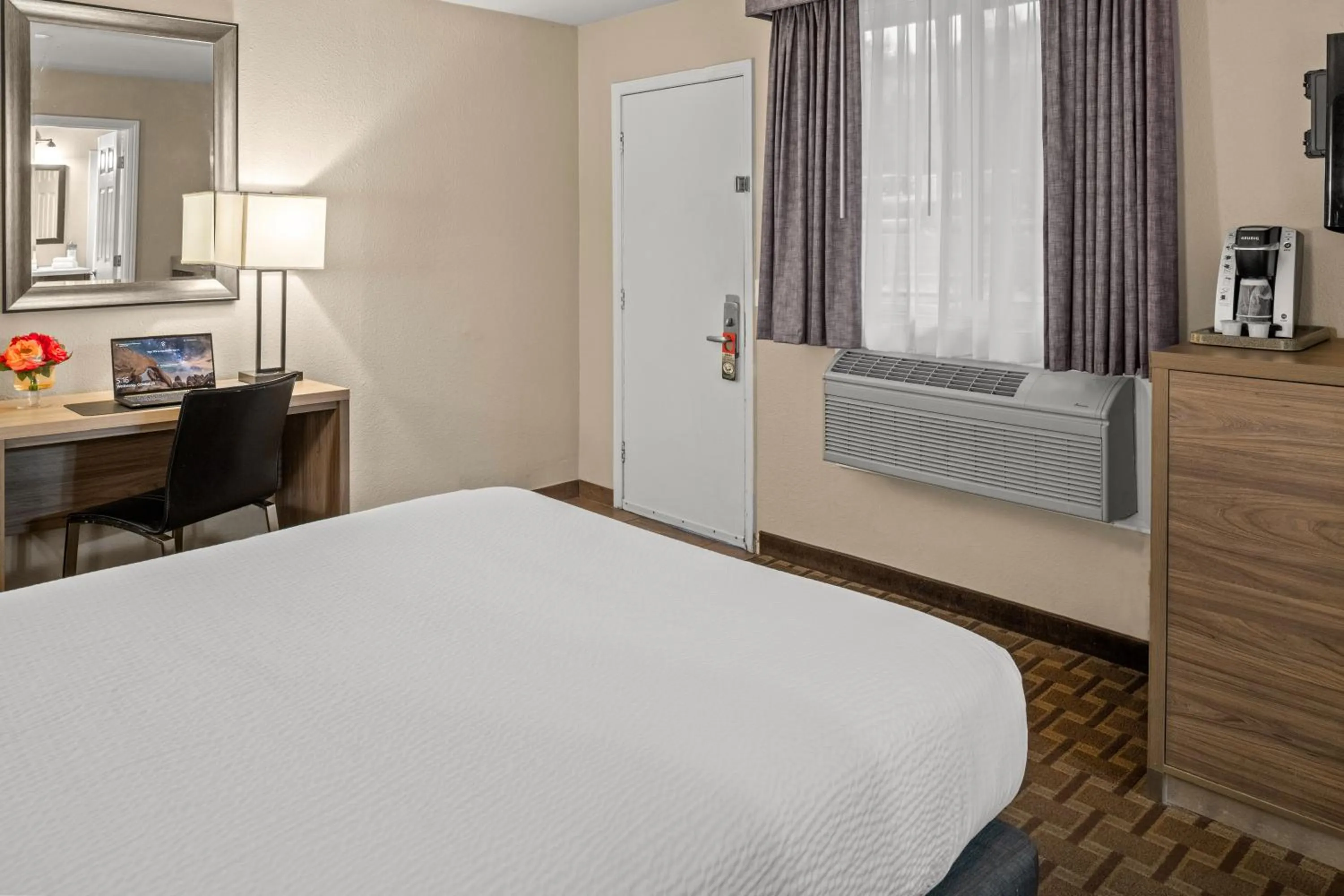 Coffee/tea facilities, Bed in Buck Meadows Lodge