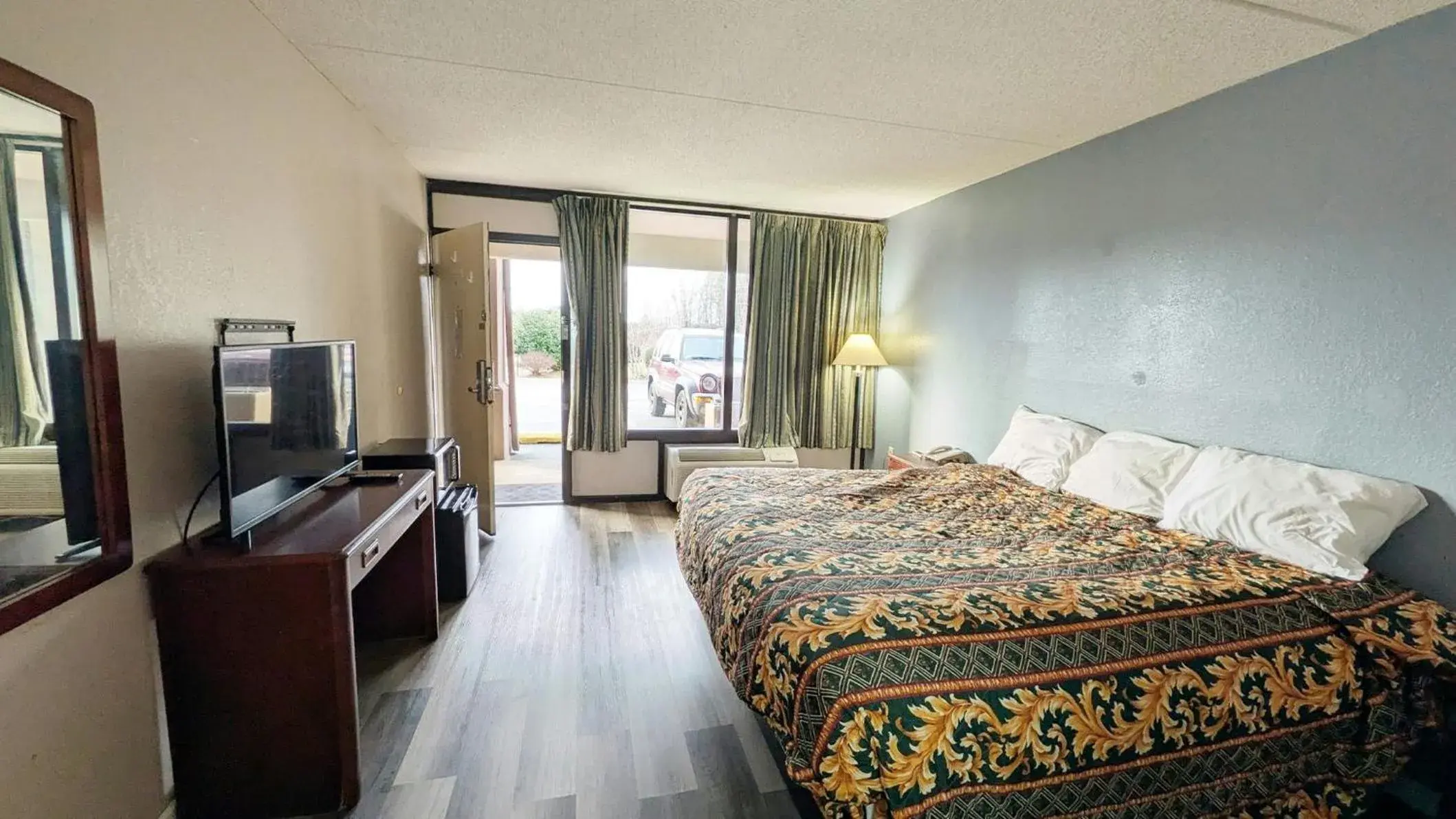 Photo of the whole room, Bed in Inn of Loudon Photo of the whole room, Bed in Inn of Loudon