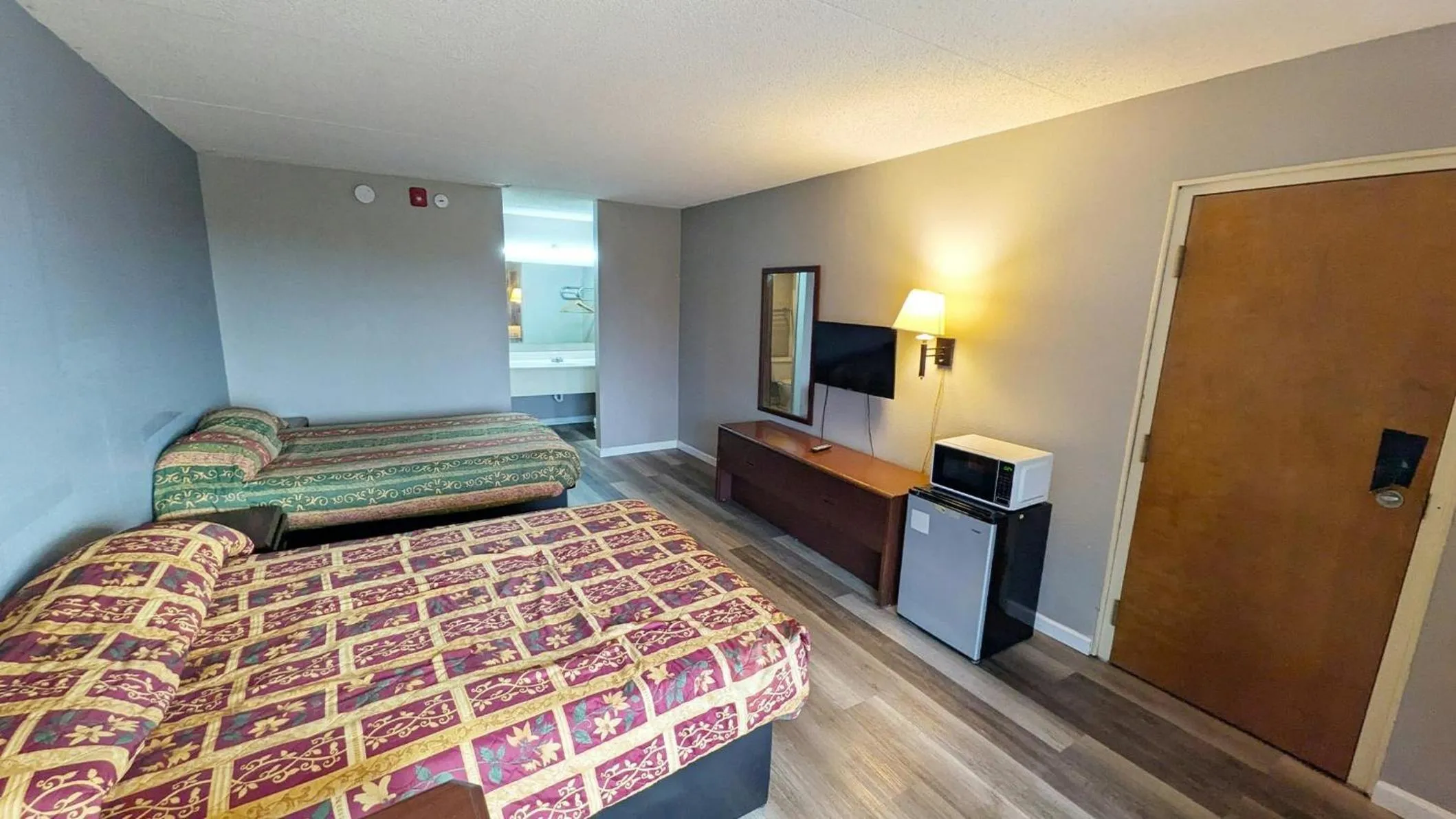 Photo of the whole room, Bed in Inn of Loudon