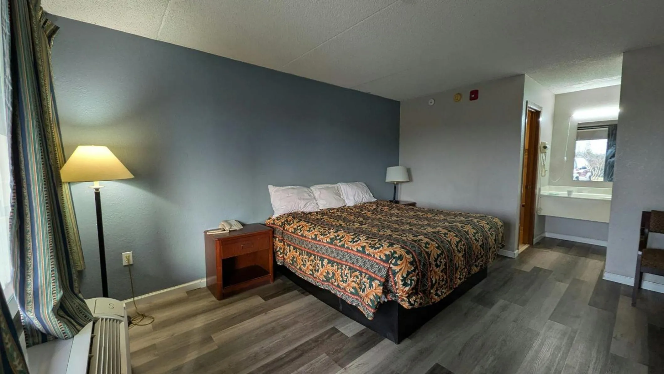 Photo of the whole room, Bed in Inn of Loudon