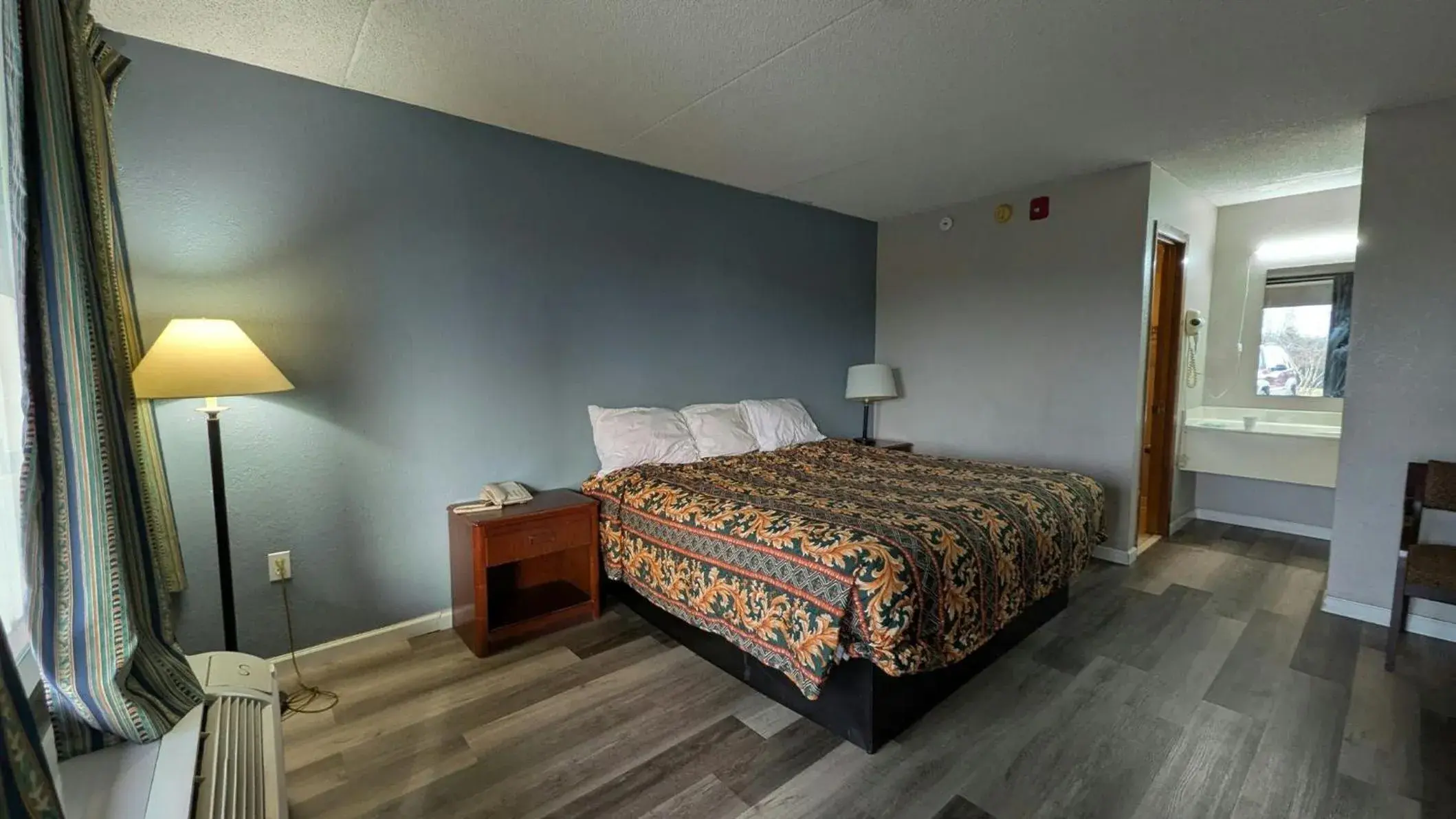 Photo of the whole room, Bed in Inn of Loudon Photo of the whole room, Bed in Inn of Loudon