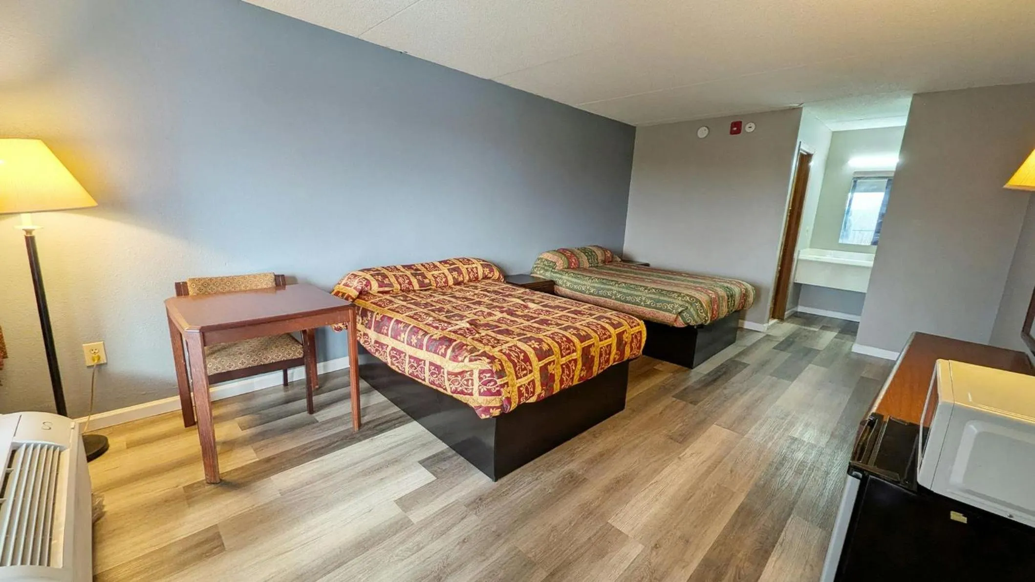 Photo of the whole room, Bed in Inn of Loudon