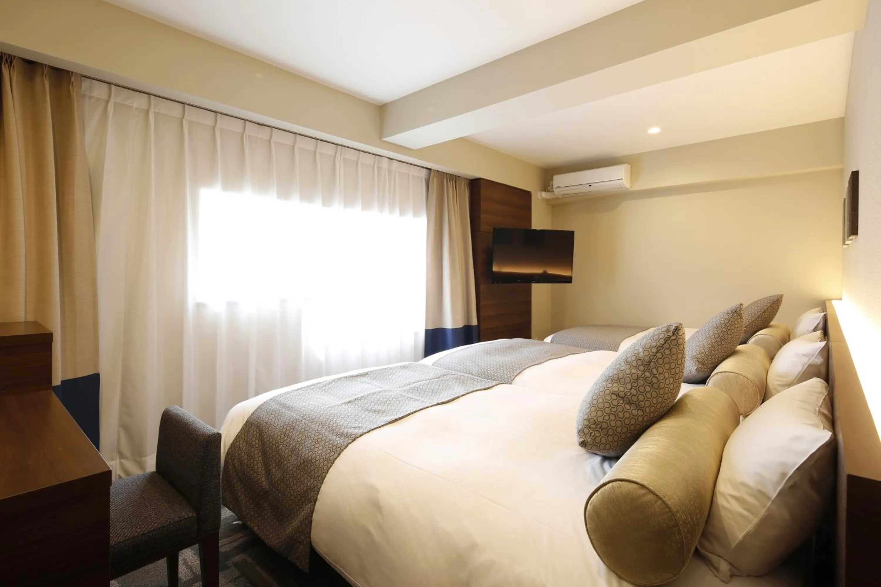 Bed in Rembrandt Style Yokohama Kannai