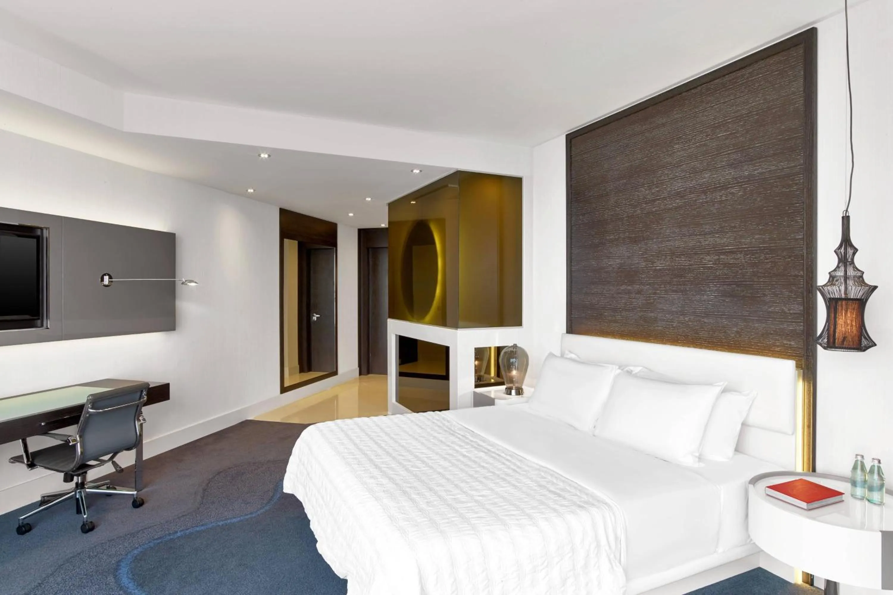 Photo of the whole room, Bed in Le Meridien Istanbul Etiler