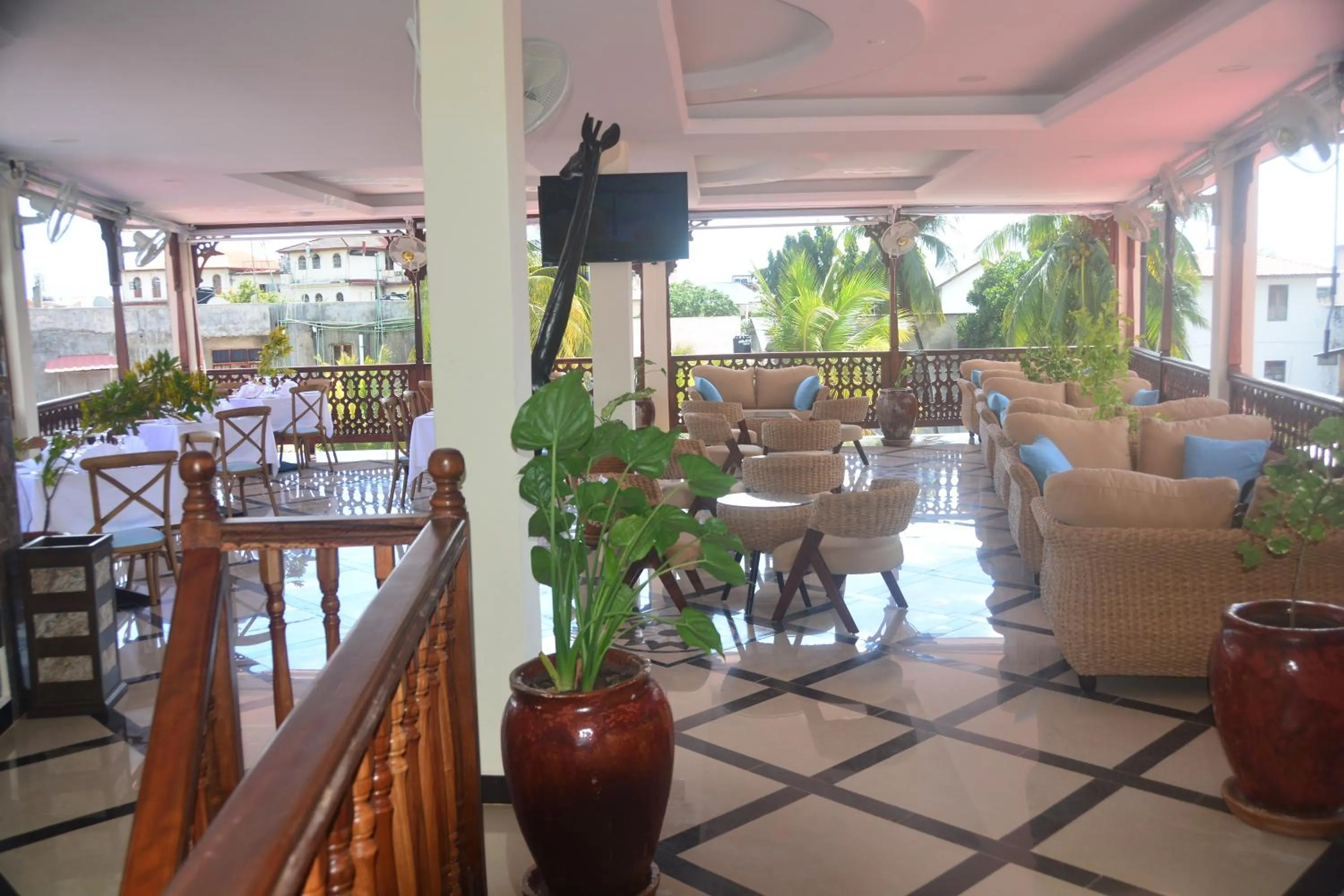 Restaurant/places to eat in Spice Palace Hotel