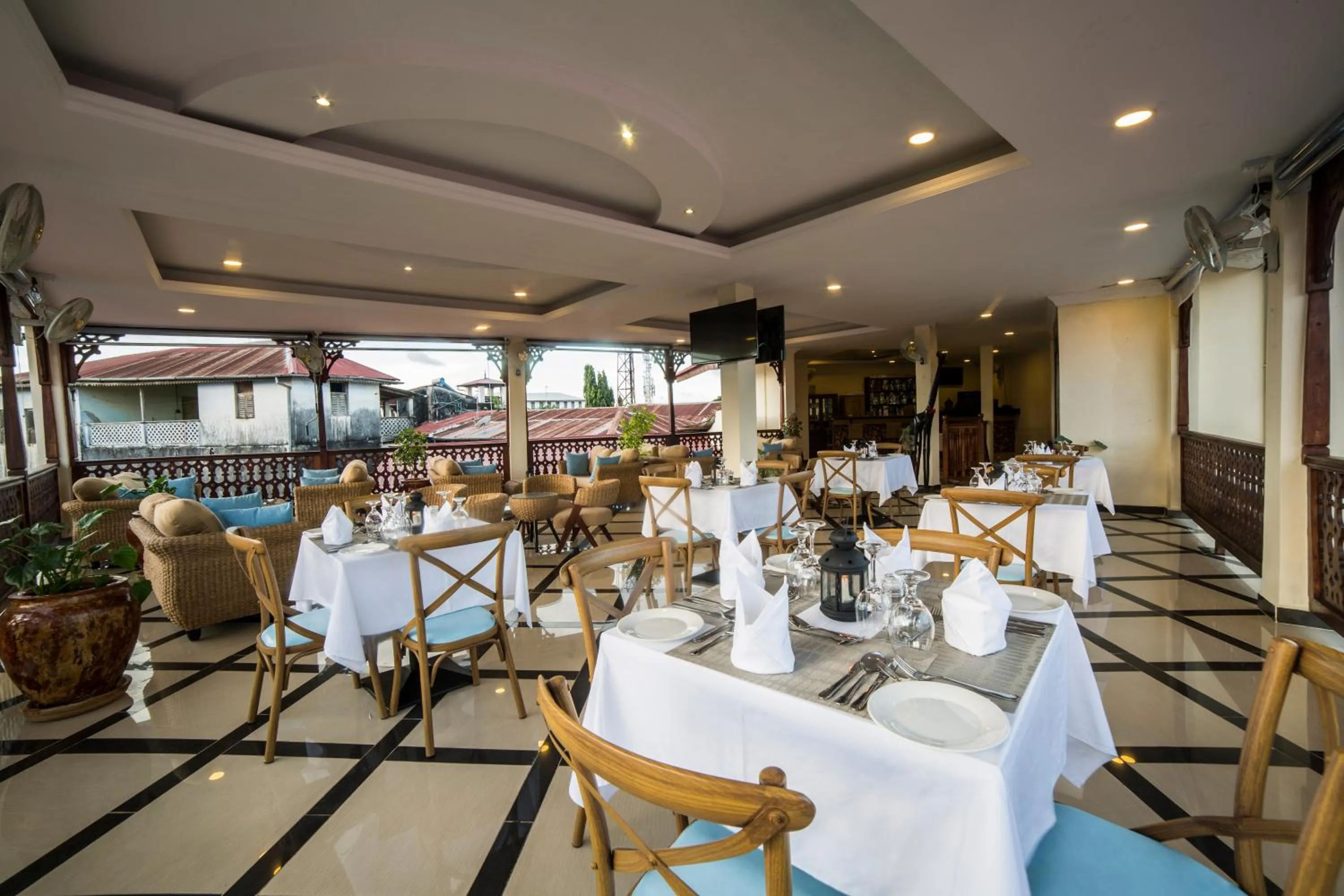 Restaurant/places to eat in Spice Palace Hotel