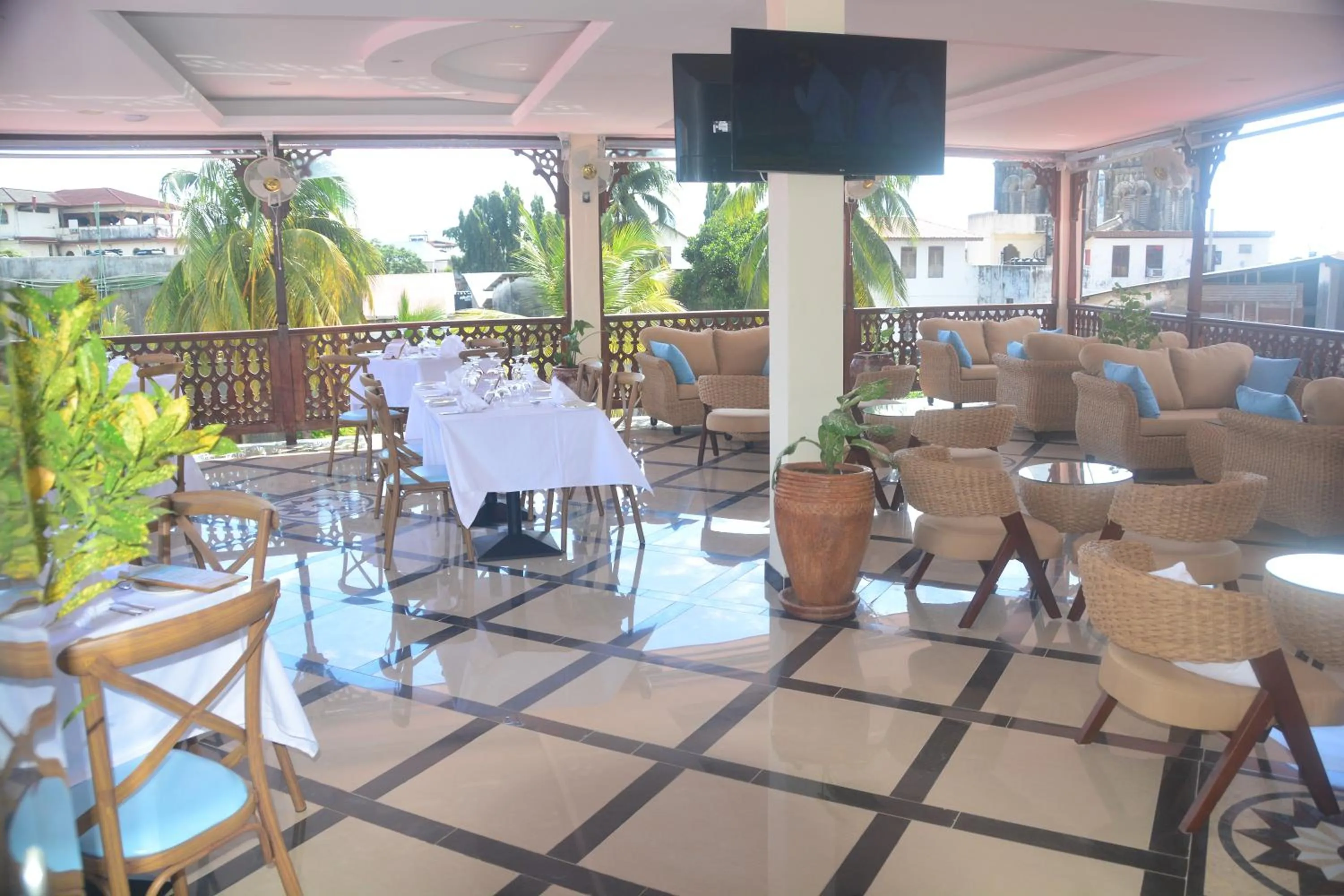 Restaurant/places to eat in Spice Palace Hotel