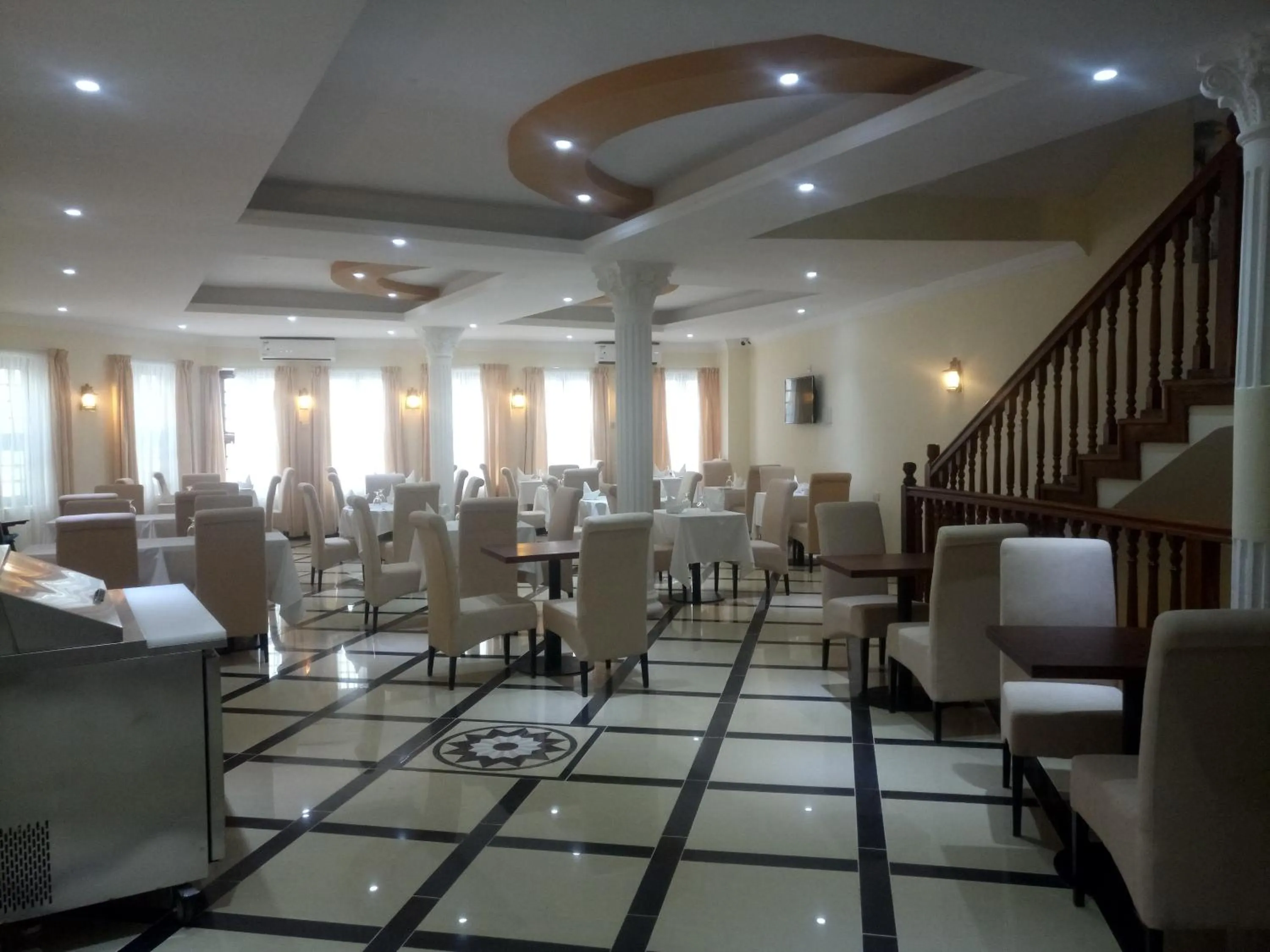 Restaurant/places to eat in Spice Palace Hotel