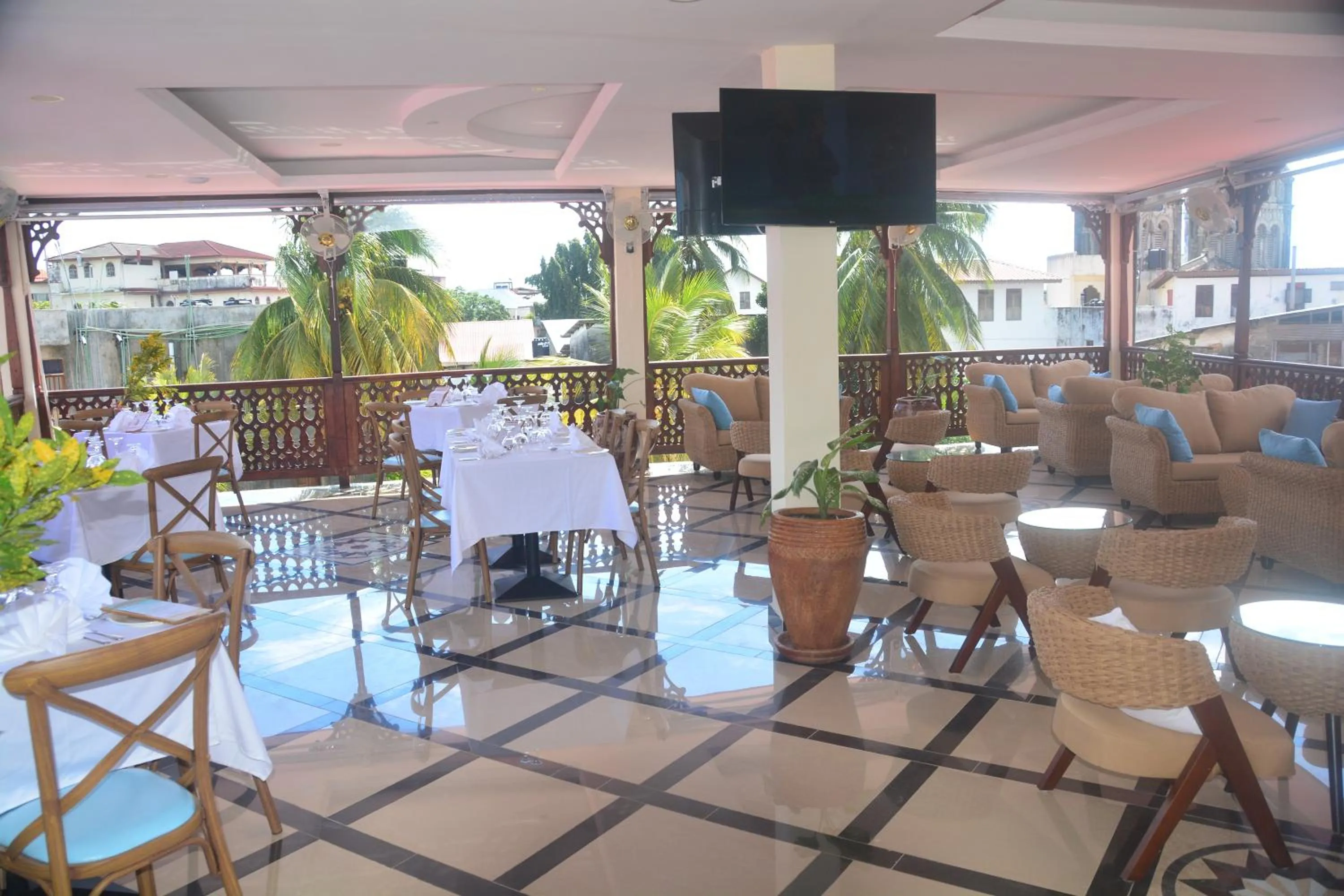 Restaurant/places to eat in Spice Palace Hotel