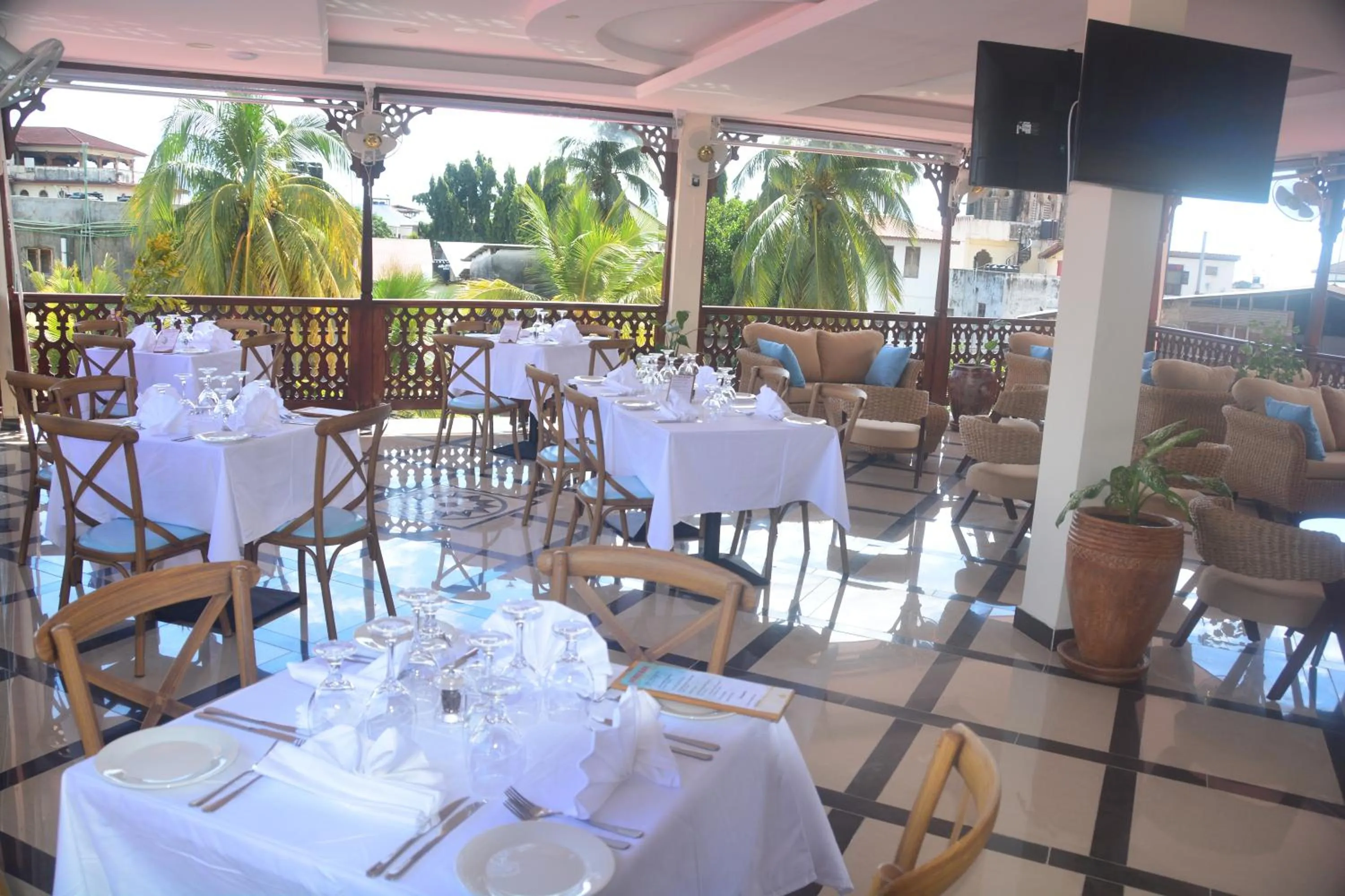 Restaurant/places to eat in Spice Palace Hotel