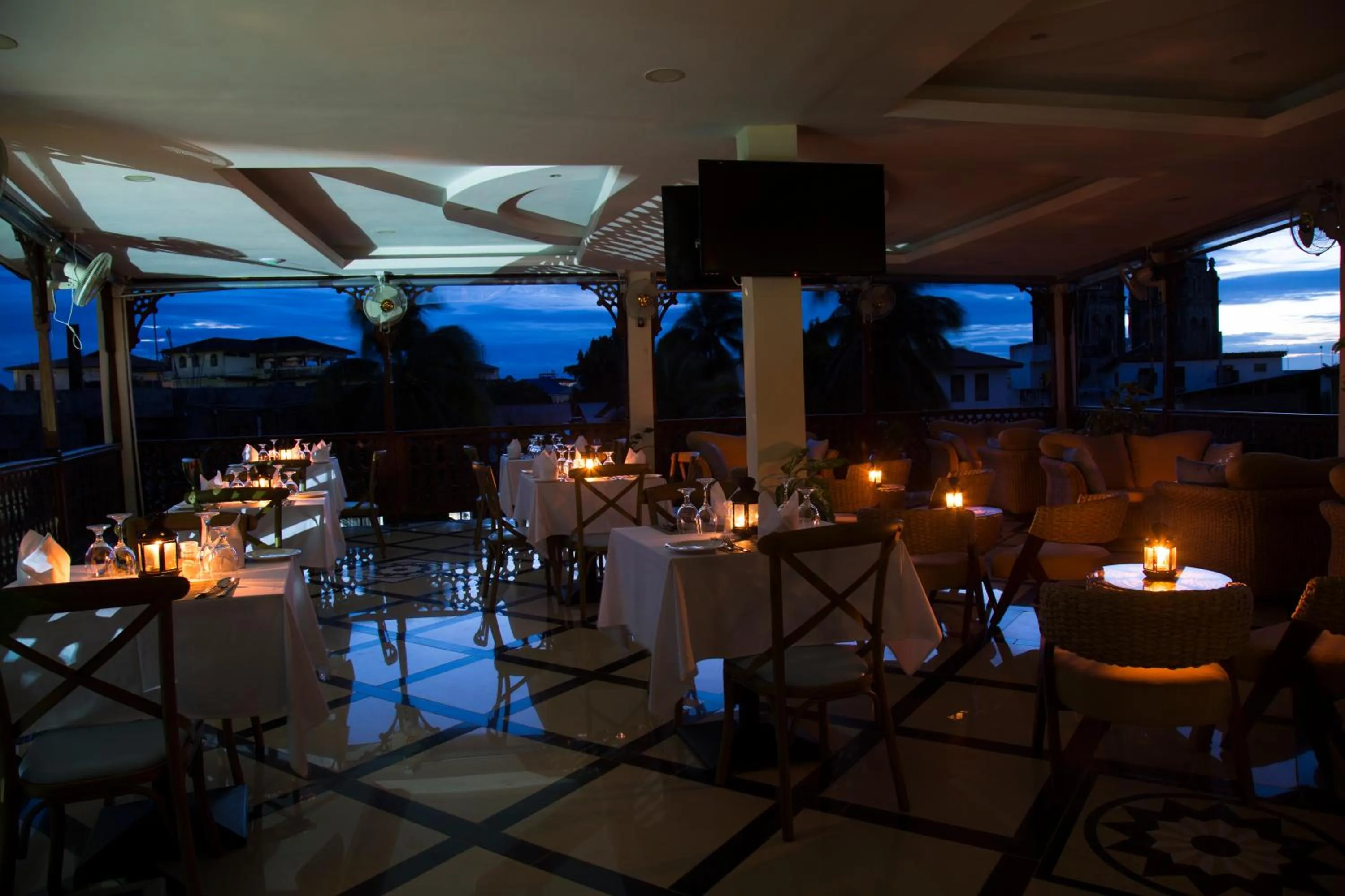 Restaurant/places to eat in Spice Palace Hotel