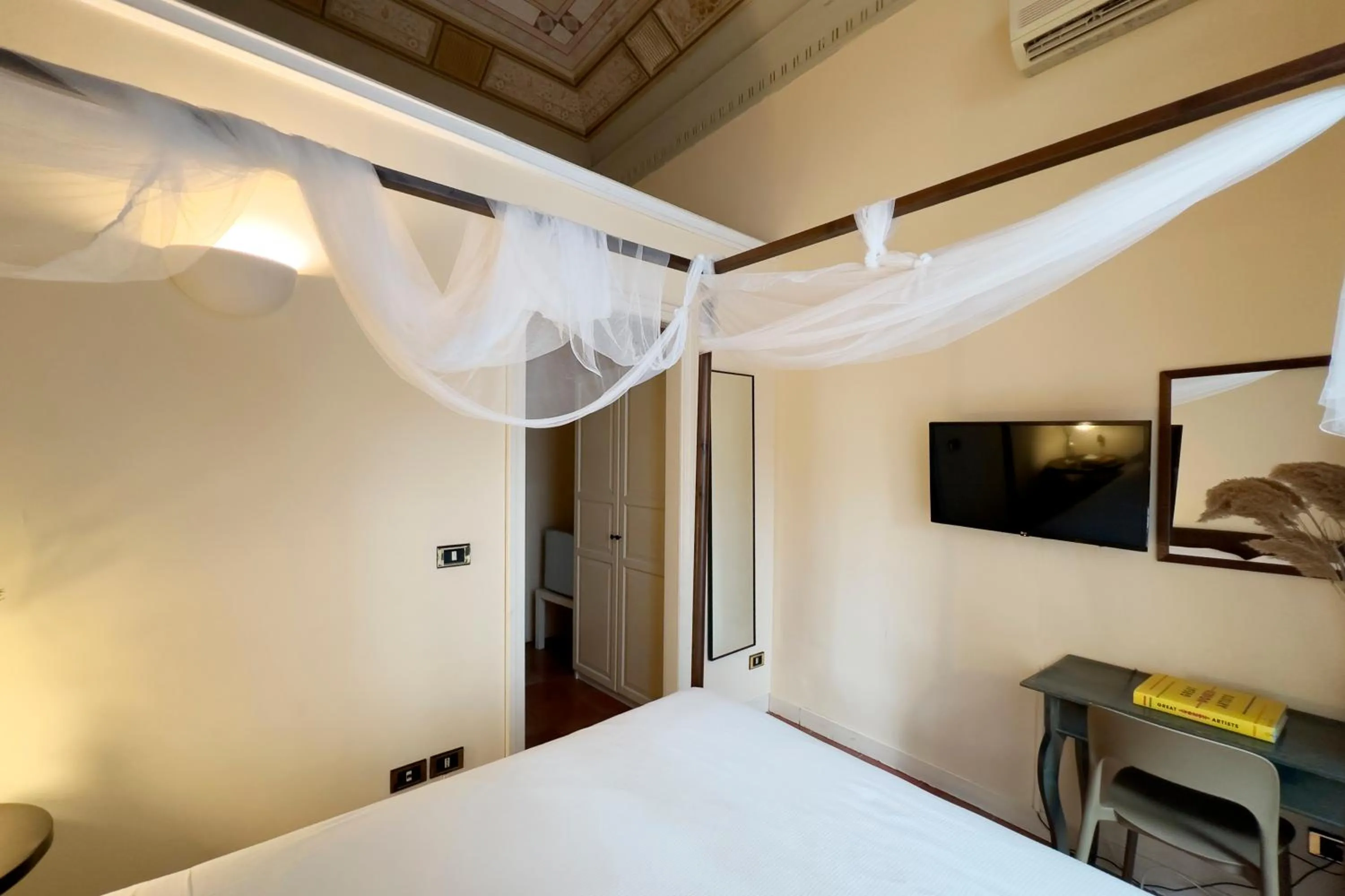 Photo of the whole room, Bed in Antica Dimora Caruso
