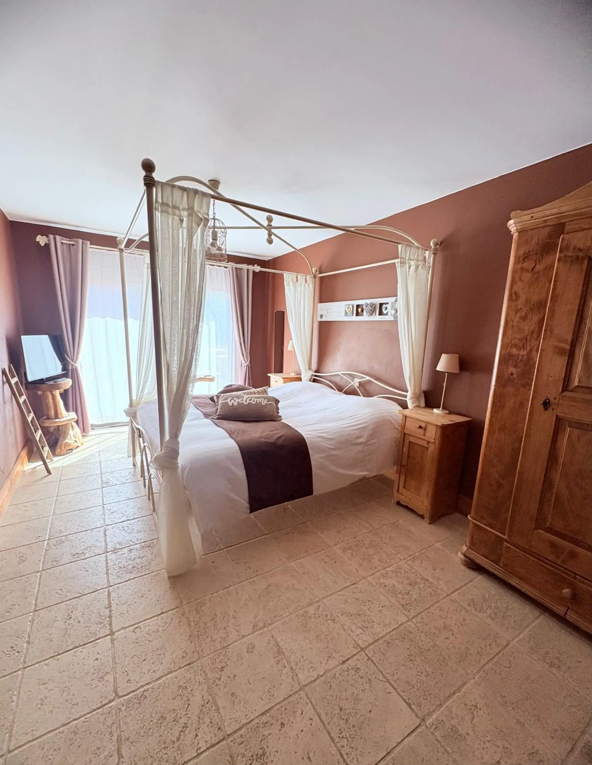 Queen Room with Spa Bath in Comme à la Ferme Queen Room with Spa Bath in Comme à la Ferme