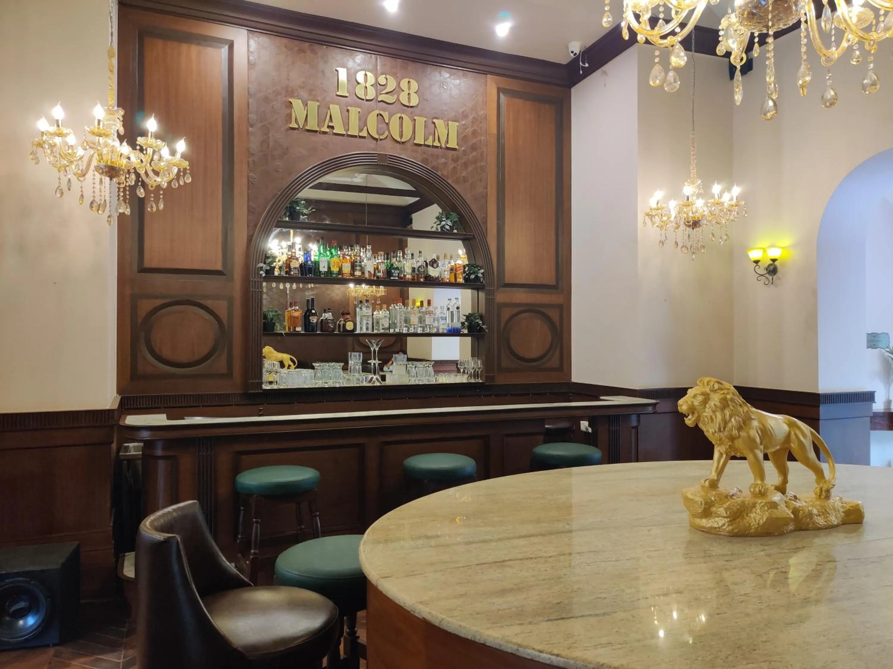 Lounge or bar in Chambers Mahabaleshwar, A Club Mahindra Associate Resort