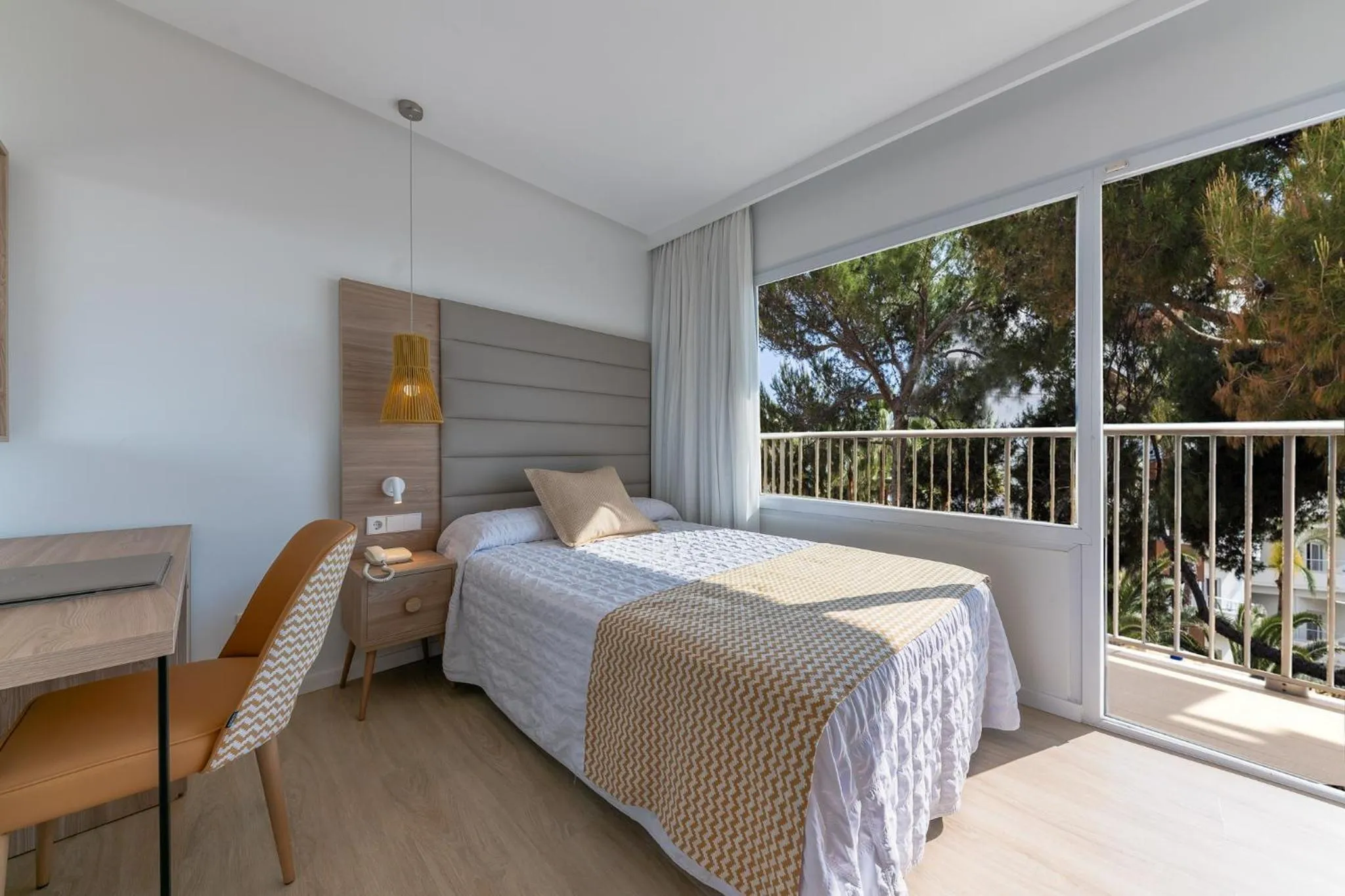 Bed in Leman Hotel y Apartamentos