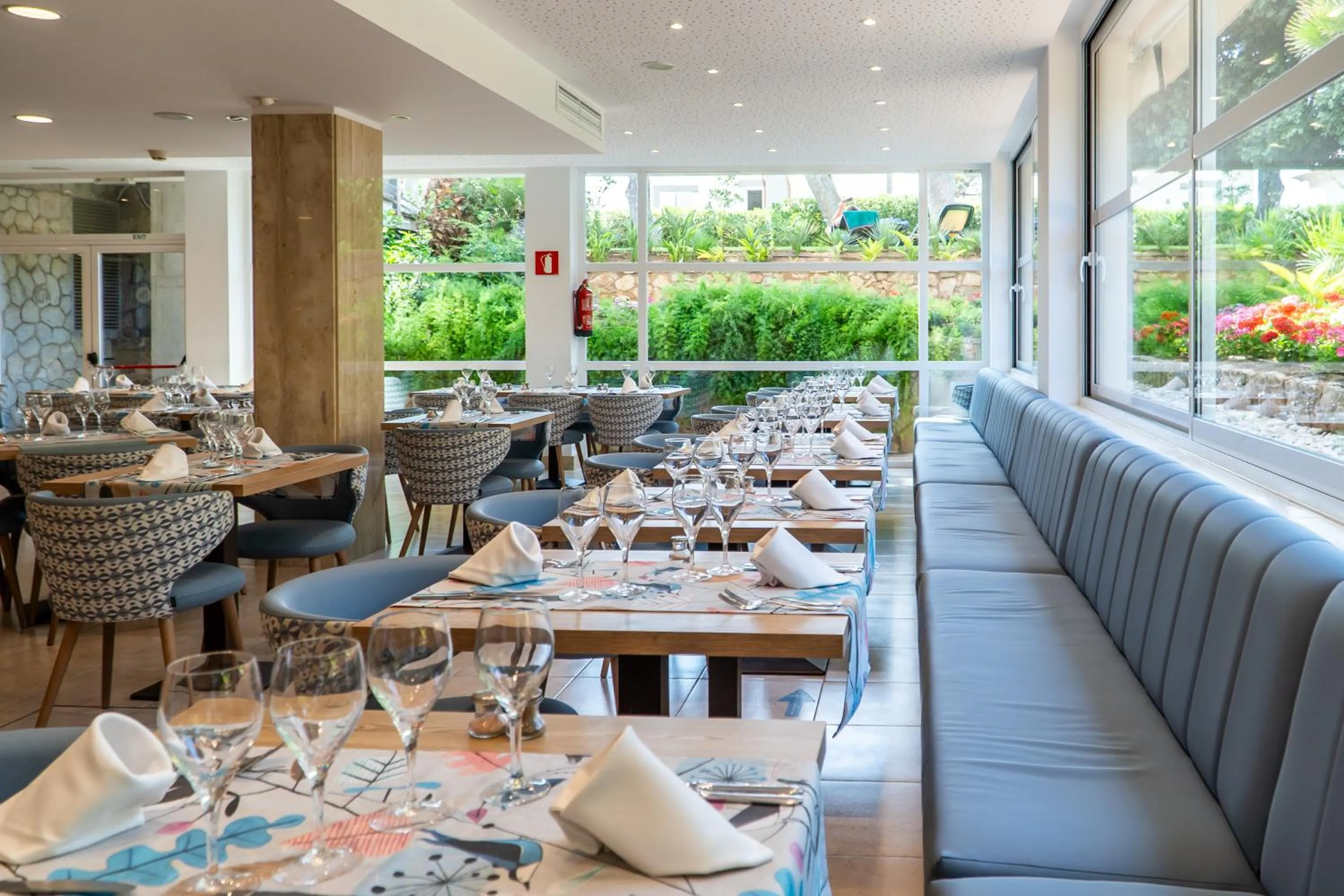 Restaurant/places to eat in Leman Hotel y Apartamentos