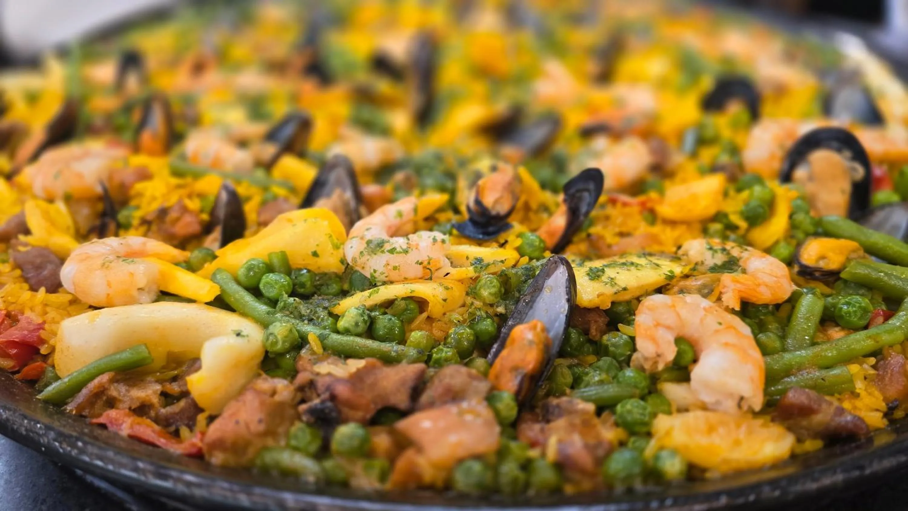 Restaurant/places to eat in Leman Hotel y Apartamentos