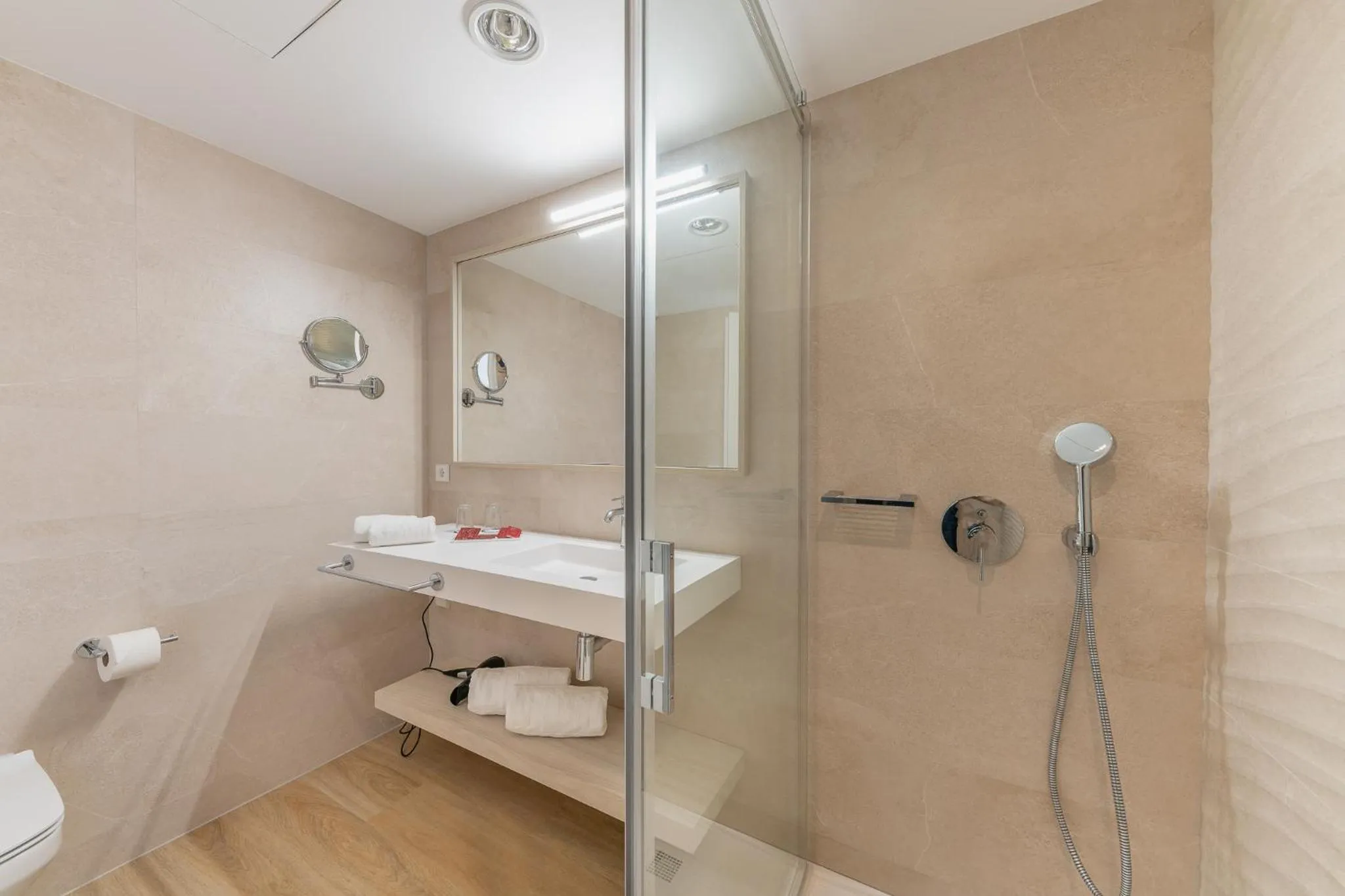 Shower in Leman Hotel y Apartamentos