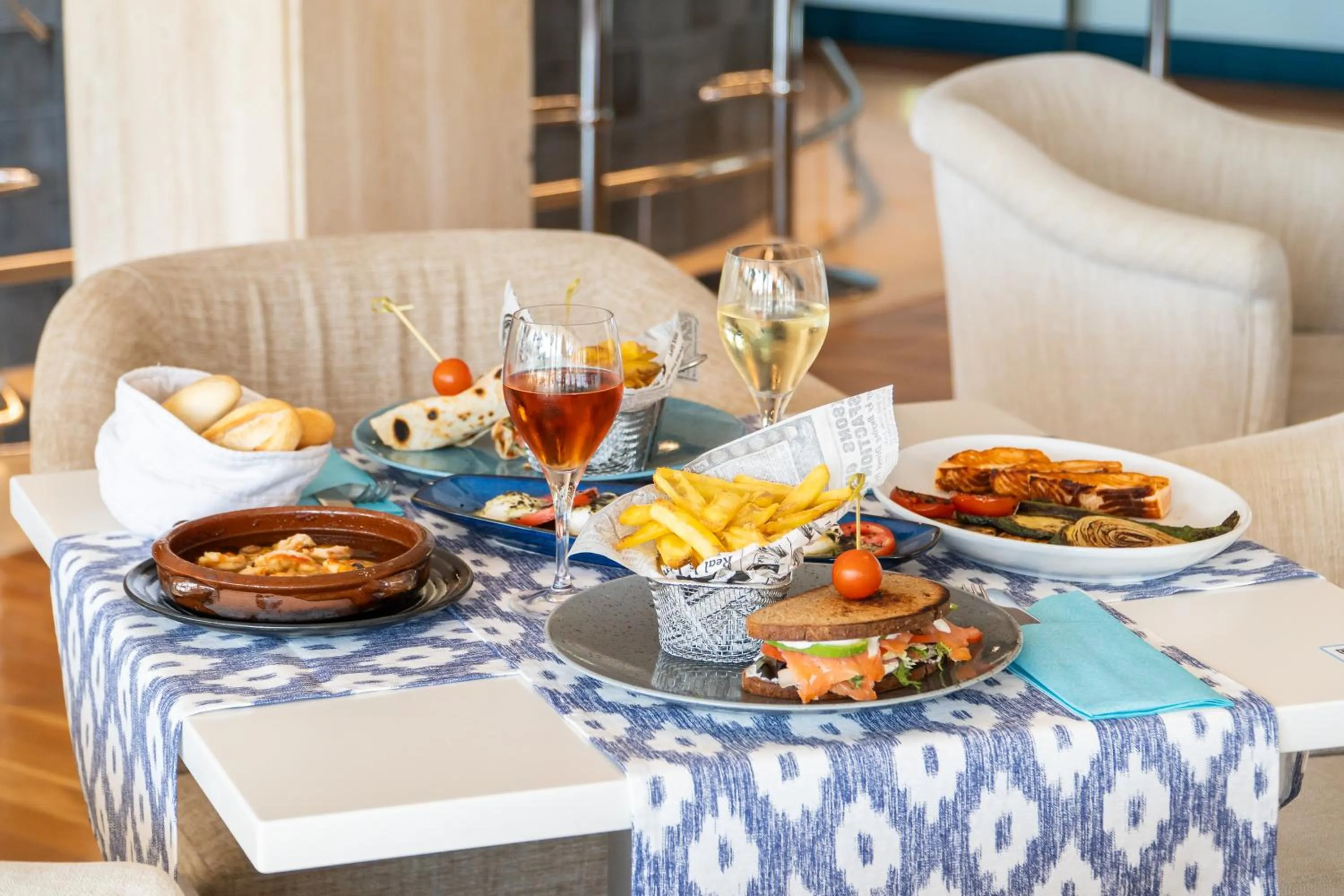 Restaurant/places to eat in Leman Hotel y Apartamentos