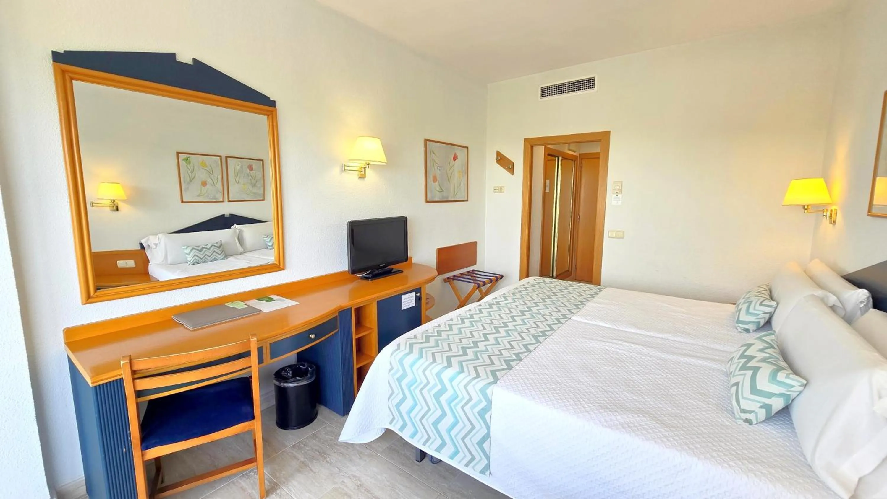 Bed in Leman Hotel y Apartamentos