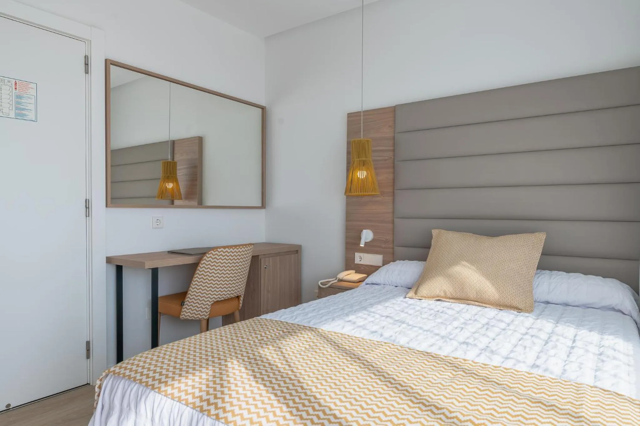 Bed in Leman Hotel y Apartamentos